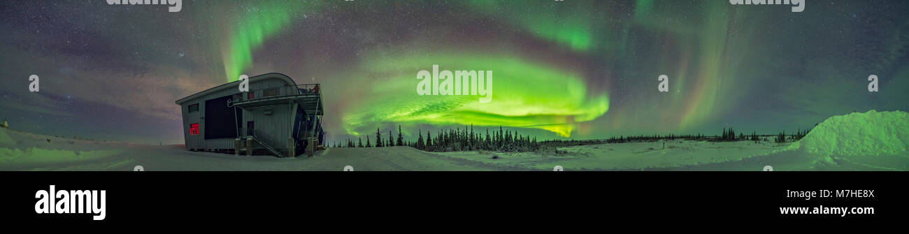 Panorama von polarlicht Bögen an der Küste der Hudson Bay, Kanada. Stockfoto