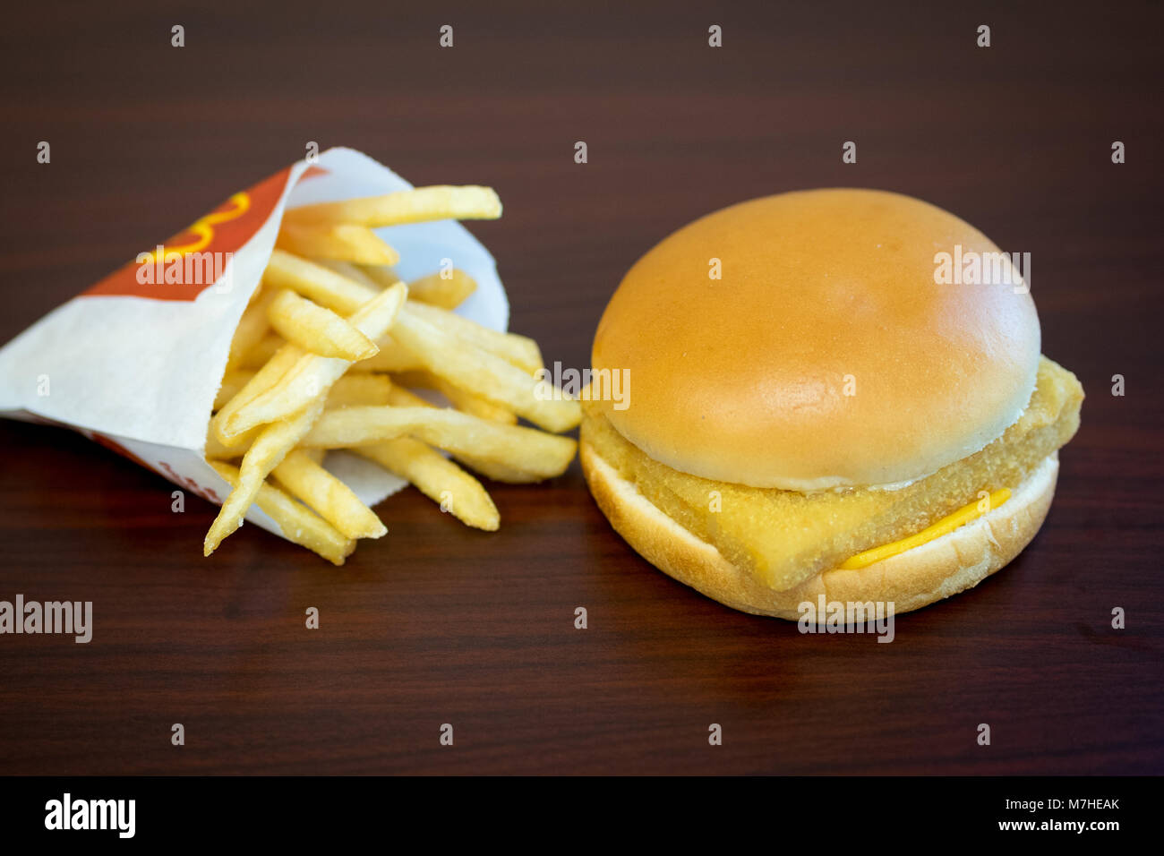 Ein McDonald's Filet-O-Fisch, einen Fisch Sandwich, und eine kleine Pommes frites. Stockfoto
