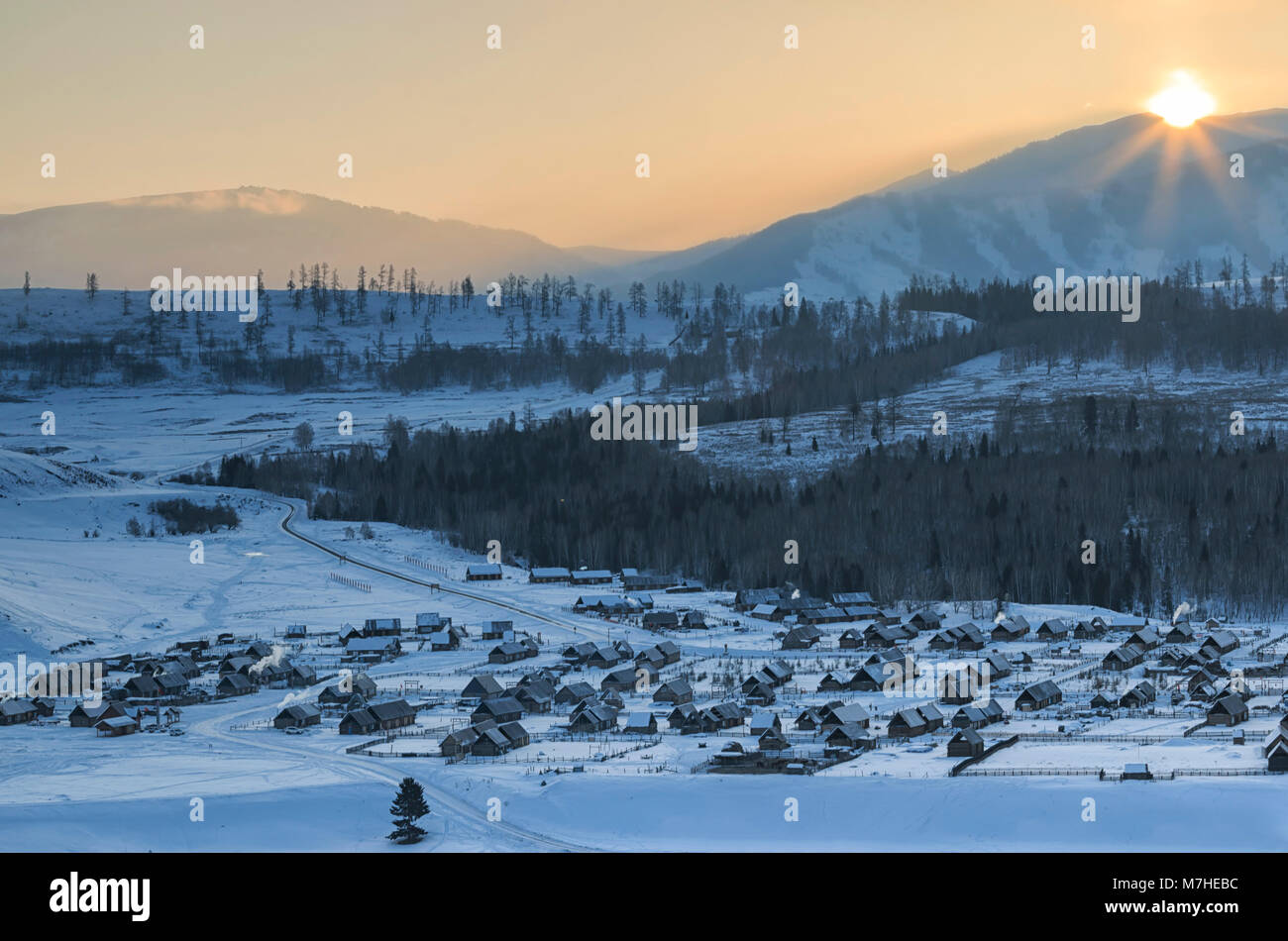 Hemu Dorf bei Sonnenaufgang in Xinjiang, China, Kanas Stockfoto