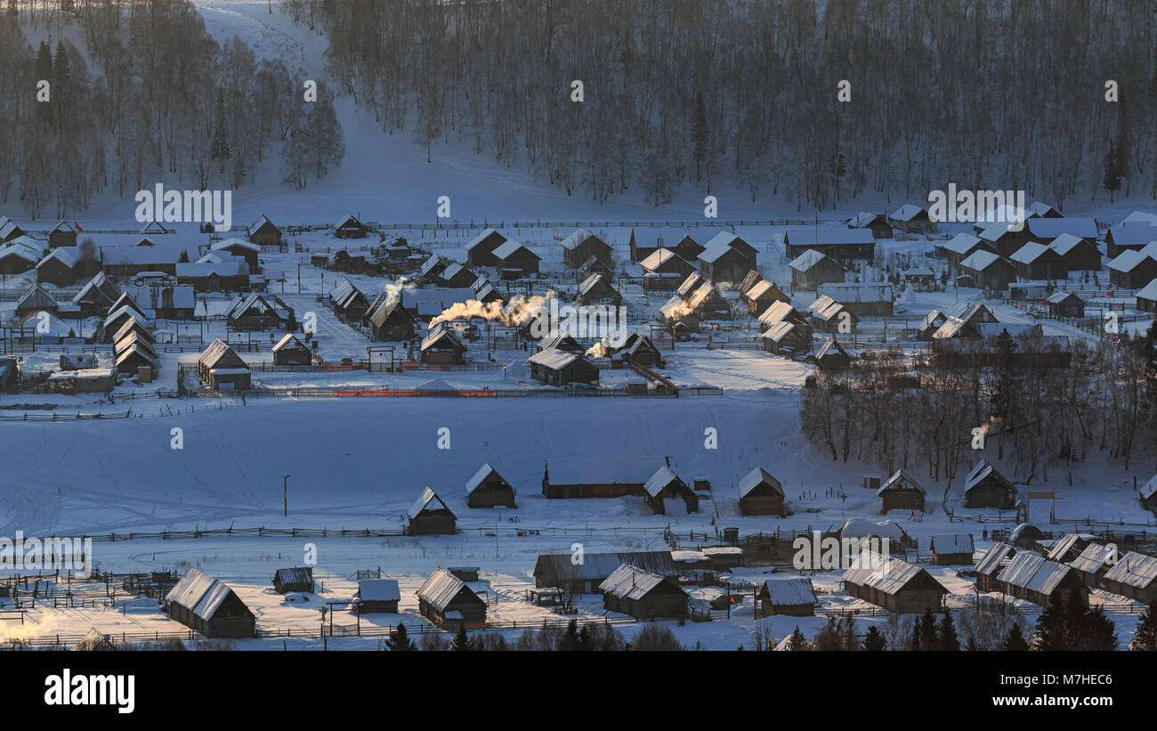 Hemu Dorf bei Sonnenaufgang in Xinjiang, China, Kanas Stockfoto