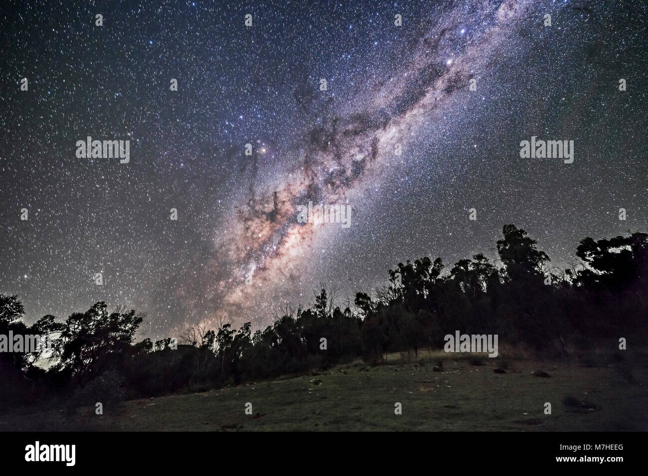 Die südliche Milchstraße und dem galaktischen Zentrum in Australien steigt. Stockfoto