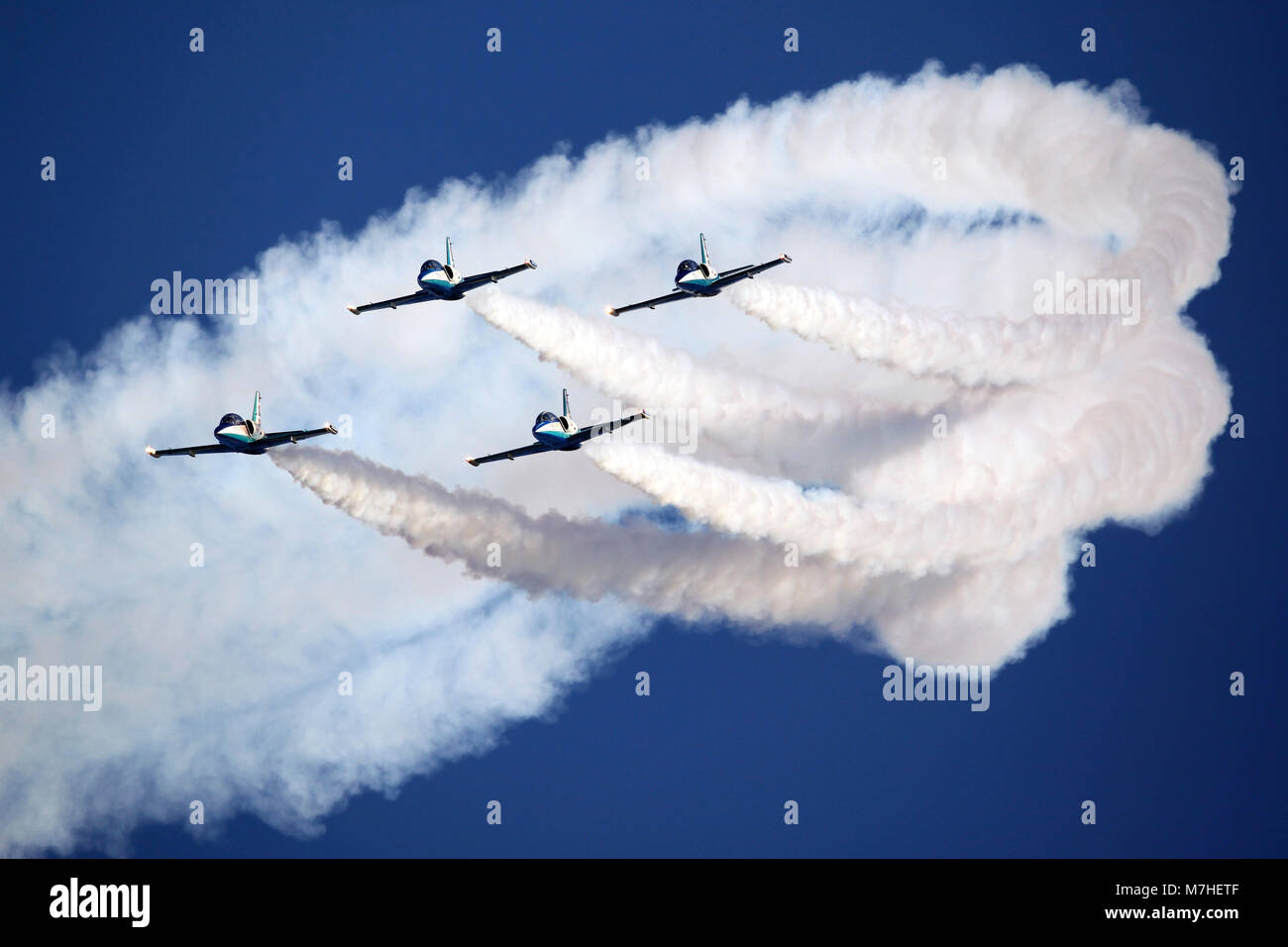 Gruppe von L-39 Albatros Ausbildung Flugzeuge der Russischen Kunstflug Team. Stockfoto