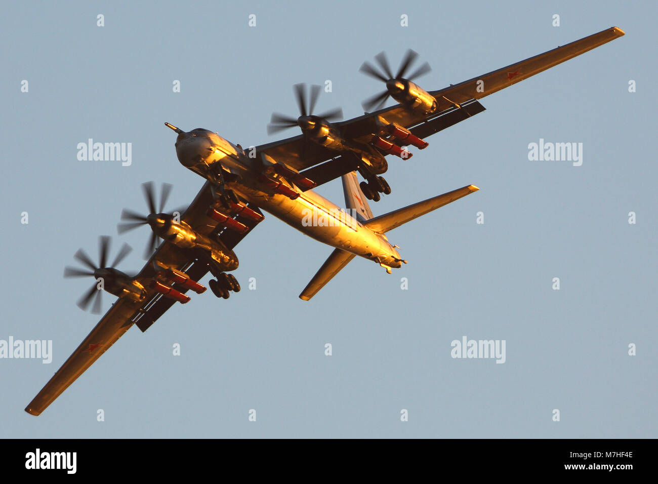 Tu-95 MSM strategischer Bomber mit X-101 Raketen test Flug. Stockfoto