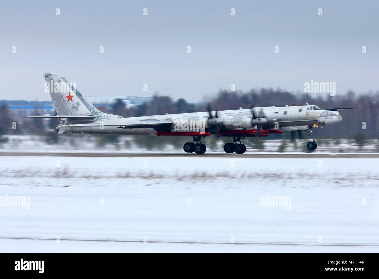 Tu-95 MSM strategischer Bomber mit X-101 Raketen, die für einen Testflug. Stockfoto