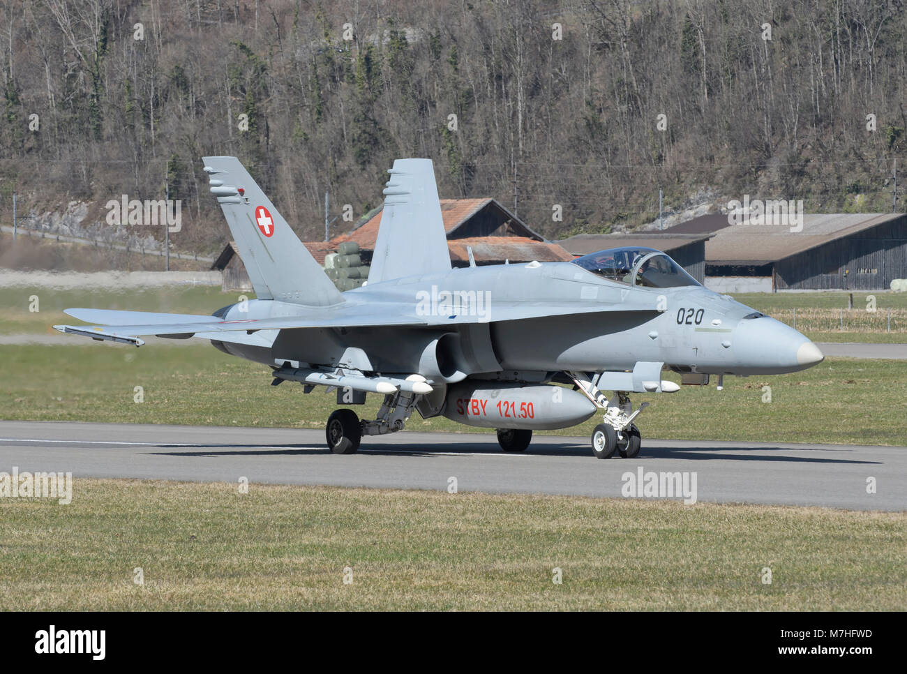F/A-18 der Schweizer Luftwaffe in Meiringen, Schweiz rollen. Stockfoto