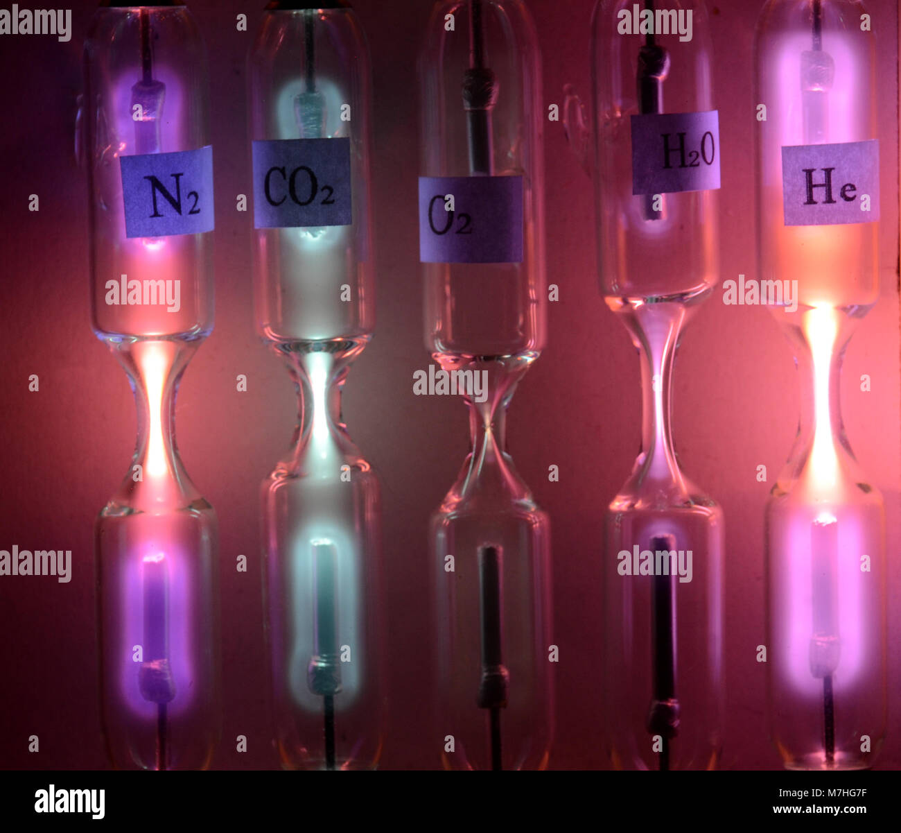 Rohre mit inerten Gasen mit hoher Spannung begeistert. Von links nach rechts: Stickstoff, CO2, Sauerstoff und Wasserdampf und Helium. Jede Tube strahlt einen unterschiedlichen Co Stockfoto