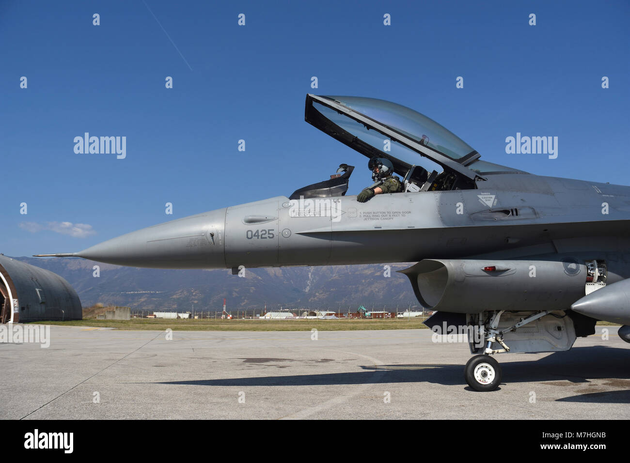 F-16 CM bereit zu Taxi vor einer Mission von Aviano Air Base, Italien. Stockfoto