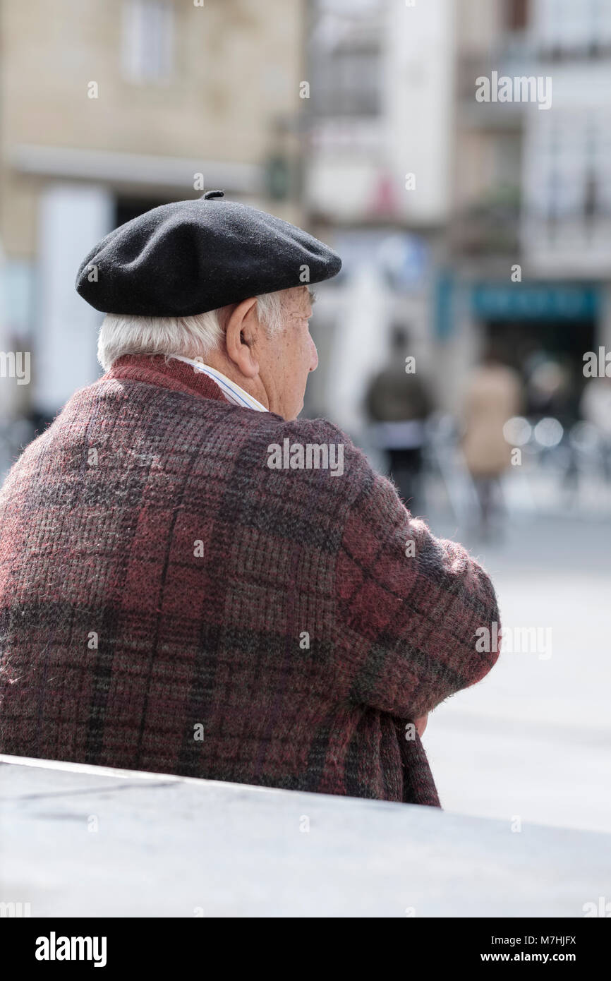 Lokale mit traditionellen baskischen Boina Hut, Vitoria - Gasteiz, Pais Vasco, Spanien, Stockfoto