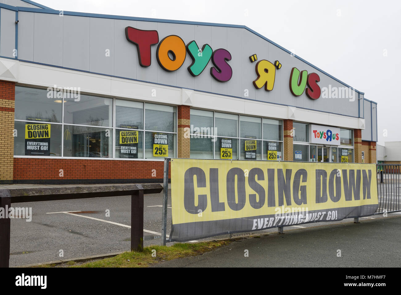 Toys R Us Store auf eine Retail Park in Chester GROSSBRITANNIEN Stockfoto