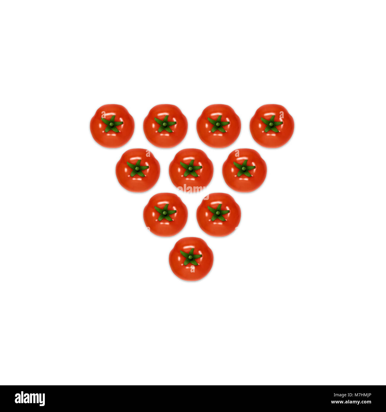 Tomaten Flach viele frische reife Tomaten liegen in der Form eines umgekehrten Dreieck auf weißem Hintergrund Draufsicht trendigen bunten Foto mockup Stockfoto