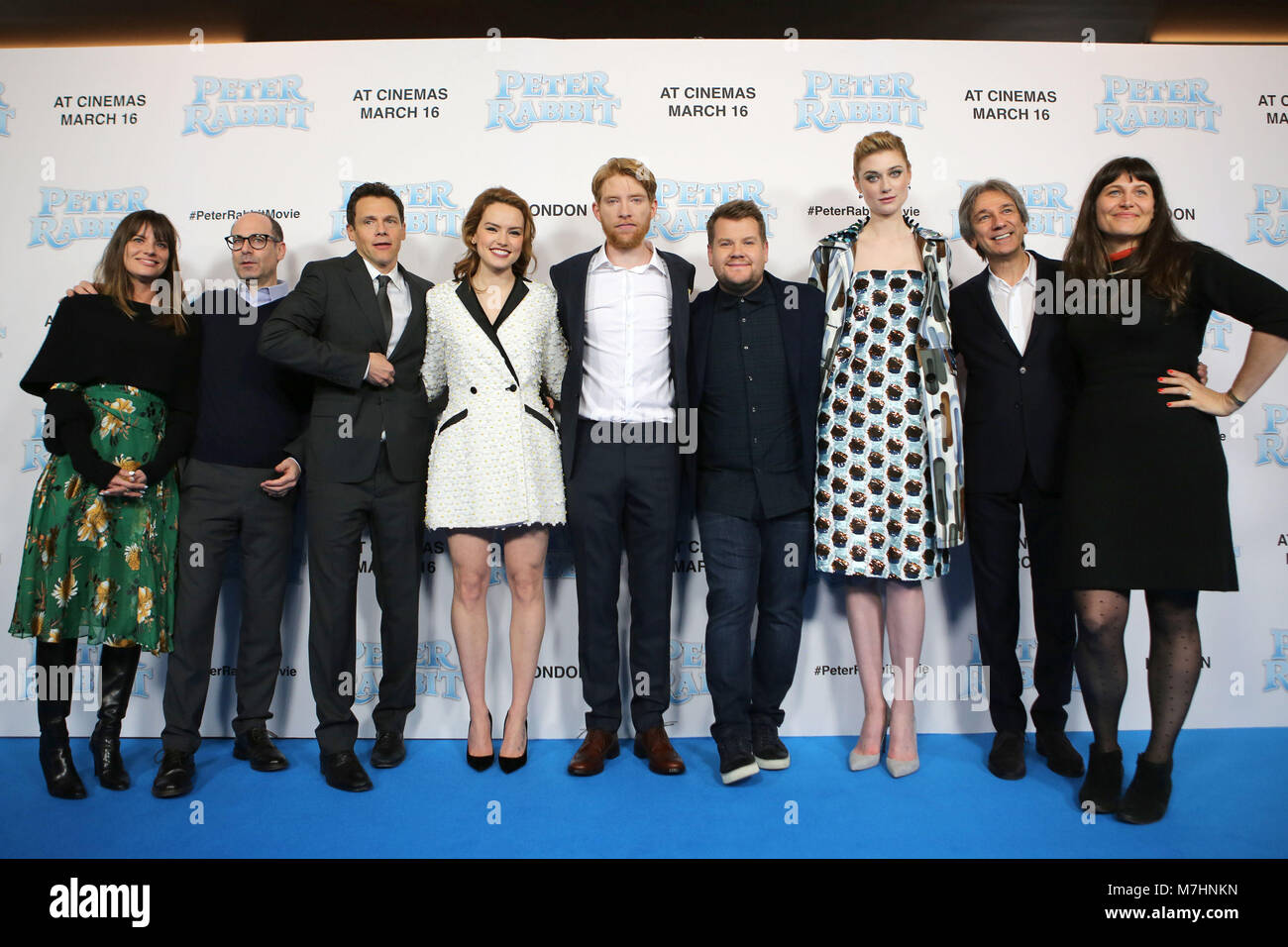 (Dritter von links) Direktor wird Gluck, Daisy Ridley, Domhnall Gleeson, James Corden, Elizabeth Debicki und Produzent Zareh Nalbandian Teilnahme an den Peter Hase de Gala Premiere auf der Vue West End in Leicester Square, London statt. Stockfoto