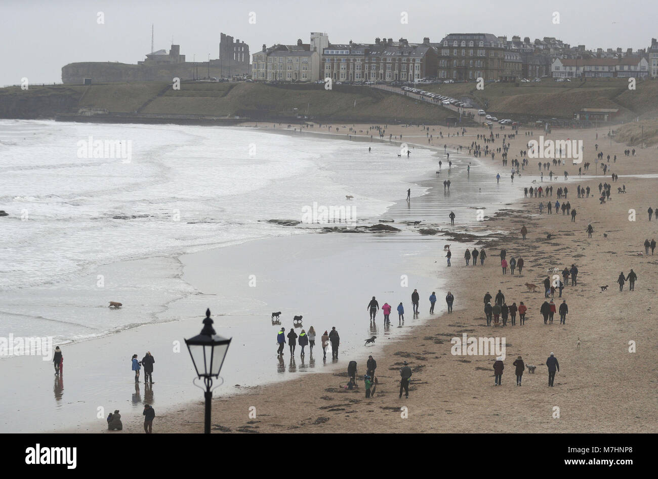 Familien, die der Mutter Tag Spaziergang entlang dem Strand von tynemouth an der nordöstlichen Küste, als Teile von Großbritannien haben die mildesten Temperaturen für fünf Monate an diesem Wochenende aufgezeichnet. Stockfoto