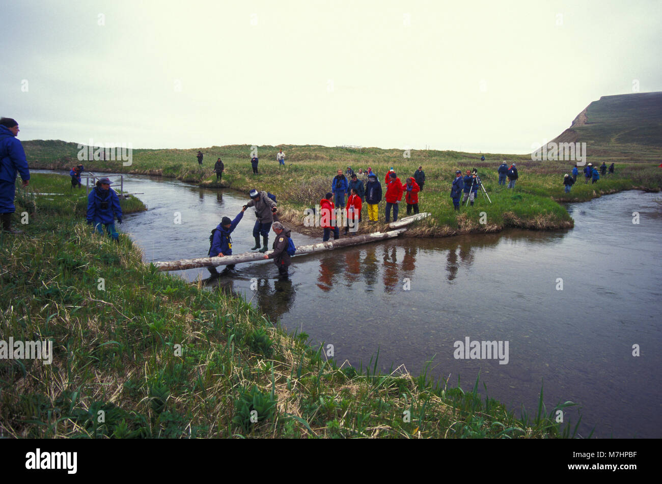 Gruppe der Vogelbeobachter und Naturliebhaber auf dem Weg zum Grab von Vitus Bering Website auf der Bering Insel, Kommandeur Inseln, Sibirien. Juni 1994 Stockfoto