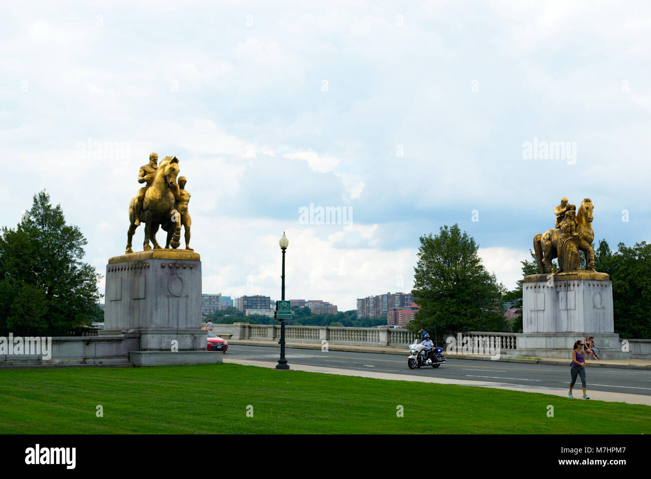 Memorial Bridge Statuen, die Kunst des Krieges und der Künste des Friedens Stockfoto