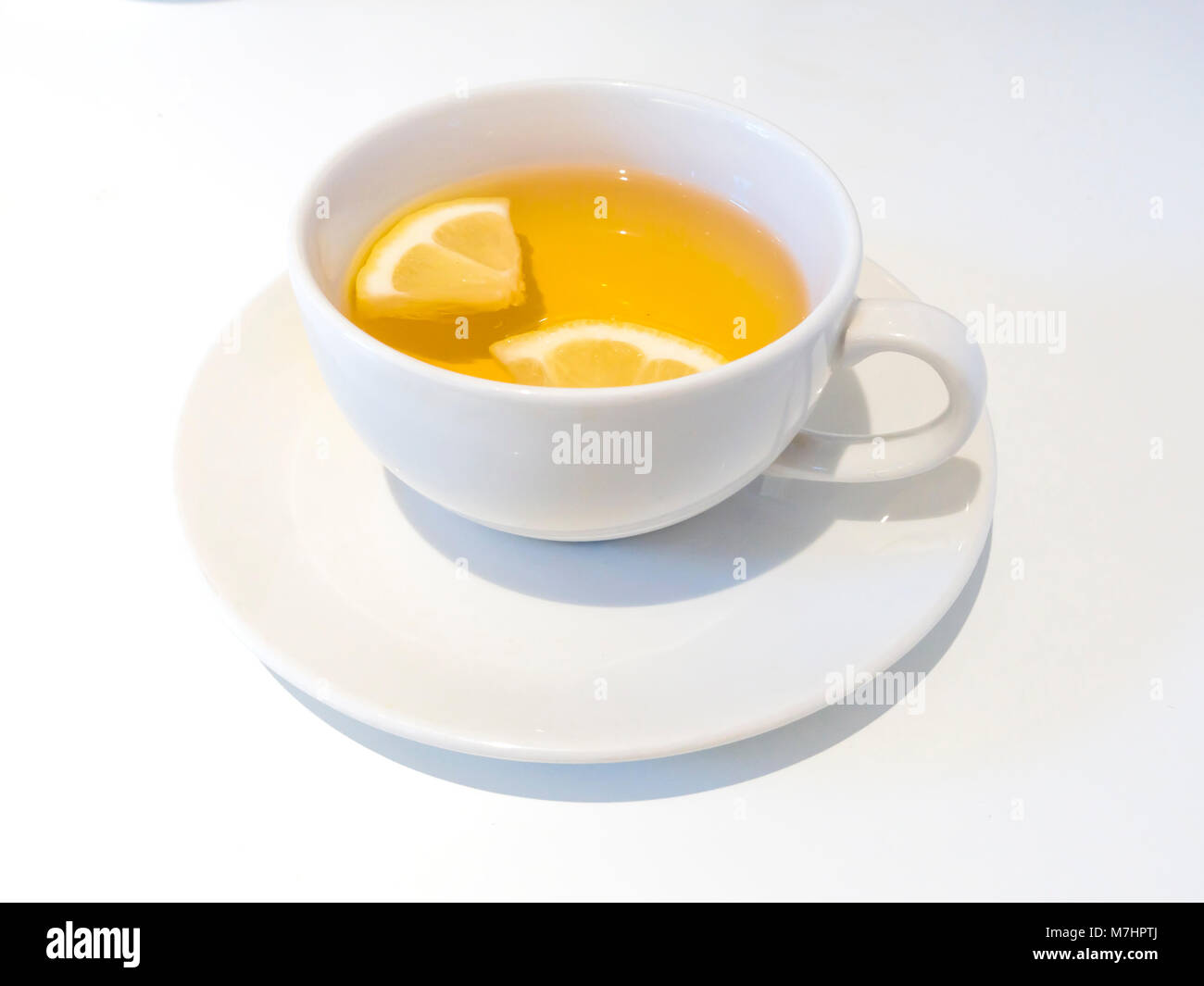 Eine Tasse Earl Grey Tee mit zwei Scheiben Zitrone eine weiße Tasse auf einem weißen Hintergrund Stockfoto