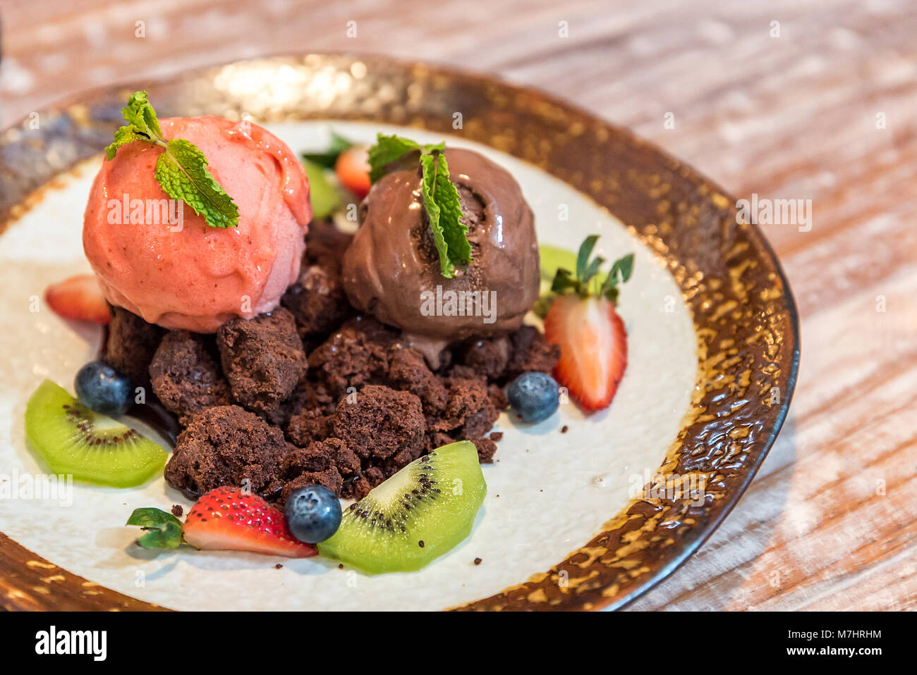 Schokoladen-Brownie mit Eis Eis und Obst Stockfoto