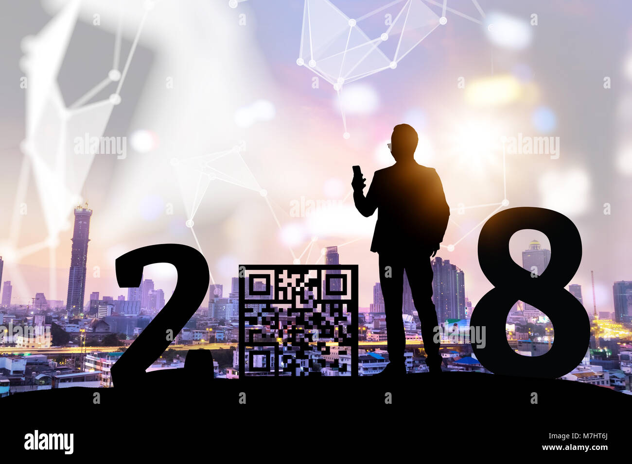 2018 Jahre der QR-Code die Zahlung, Online-Shopping, bargeldlose Technologie trend Konzept. Silhouette der Geschäftsmann scannen digitale Pay Code ohne Mone Stockfoto