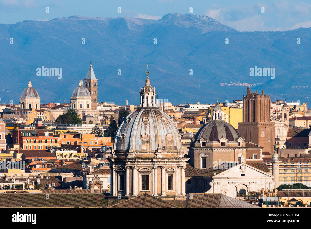Die Altstadt von Rom City Skyline mit Kuppeln und Turmspitzen von Gianicolo-hügel Terrasse aus gesehen. Rom, Latium, Italien. Stockfoto