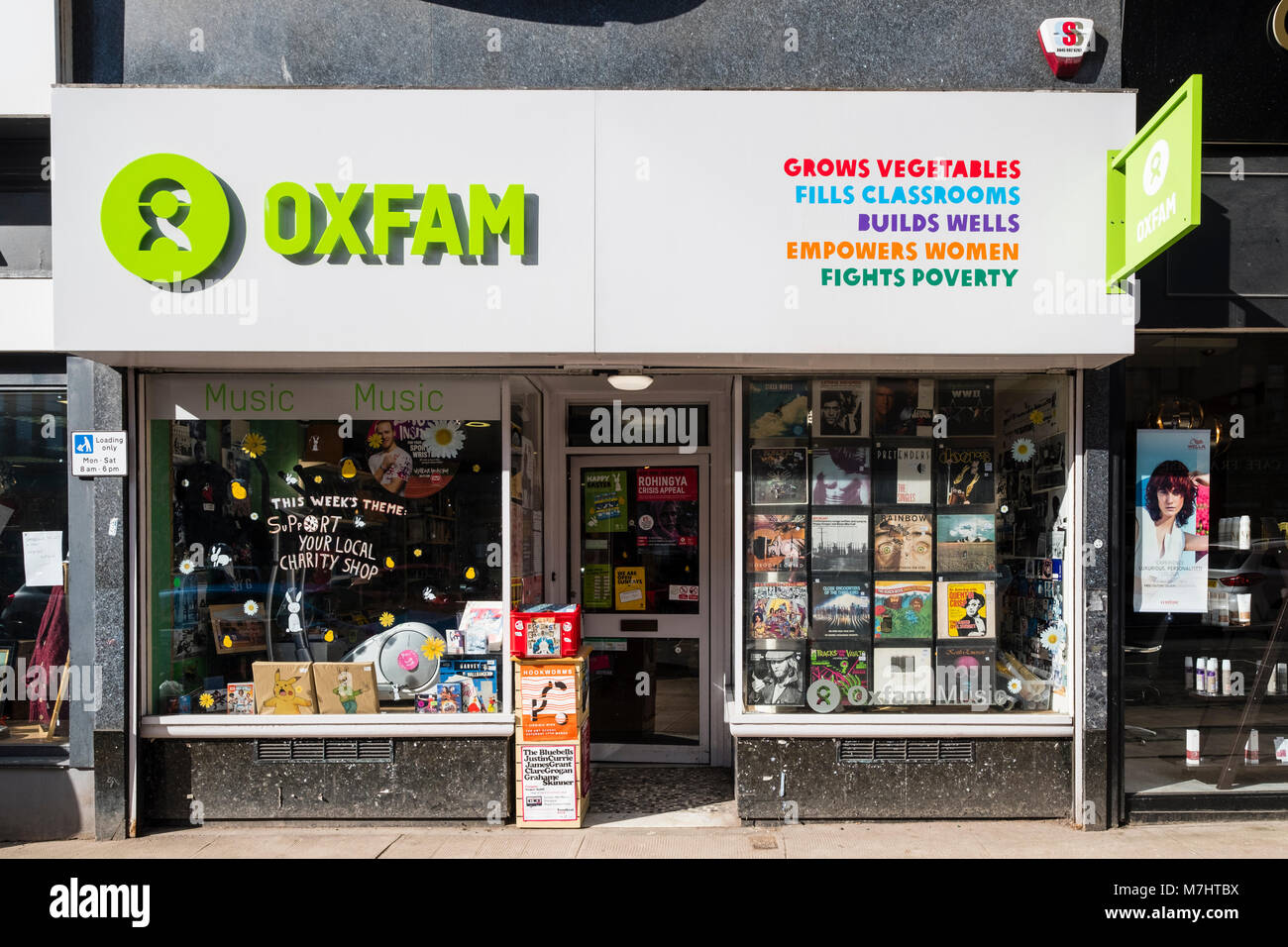 Externe Ansicht von Oxfam Charity Shop auf der Byres Road, West End von Glasgow, Schottland, Vereinigtes Königreich Stockfoto