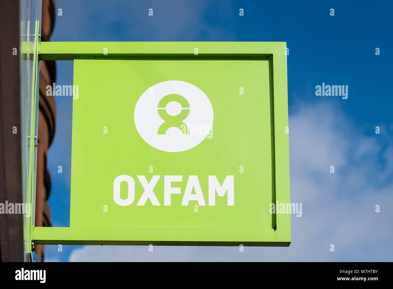Externe Ansicht von Oxfam Charity Shop Zeichen auf der Byres Road, West End von Glasgow, Schottland, Vereinigtes Königreich Stockfoto