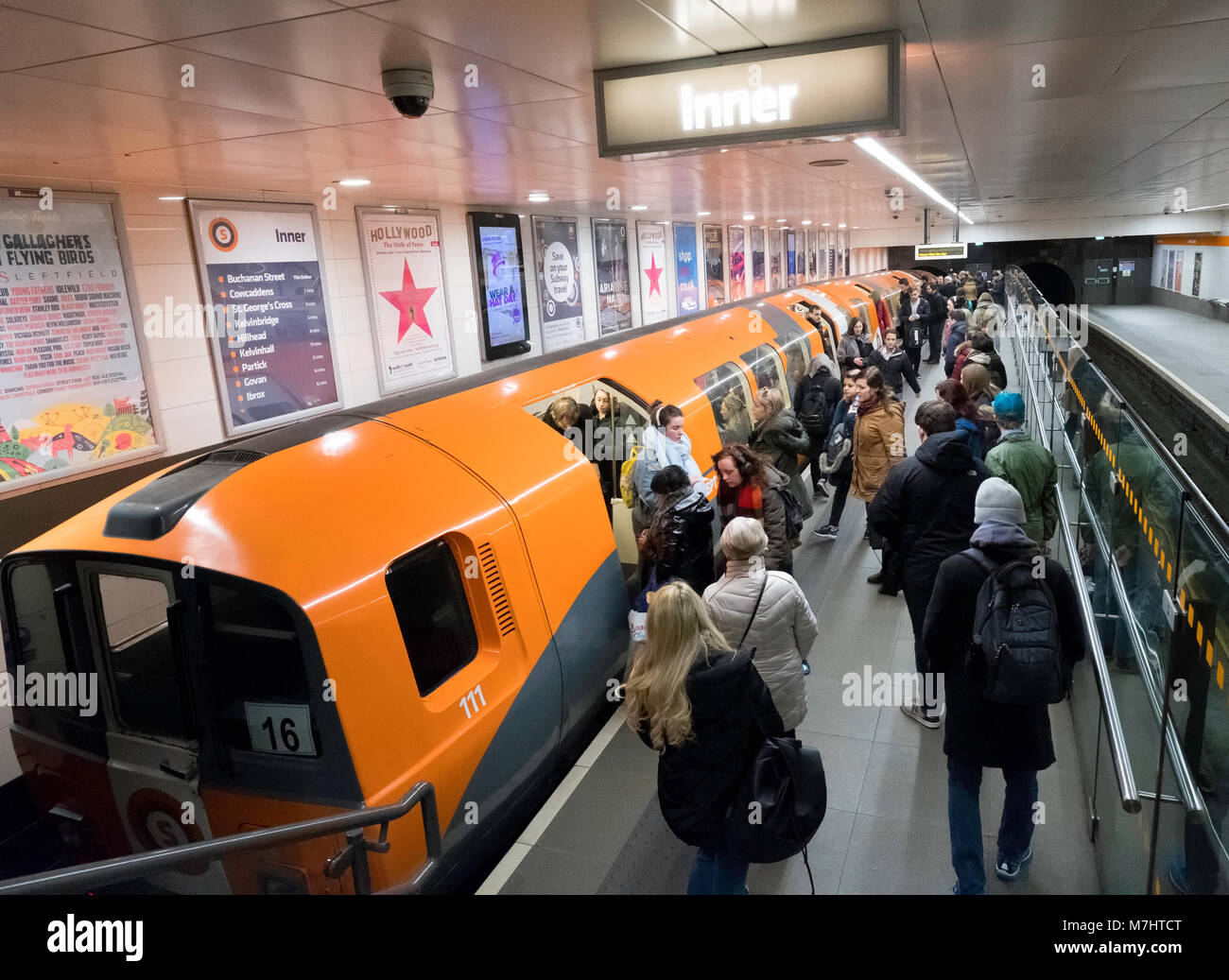 Blick auf die U-Bahn und Passagiere am U-Bahnsteig in der U-Bahn von Glasgow, Schottland, Vereinigtes Königreich Stockfoto