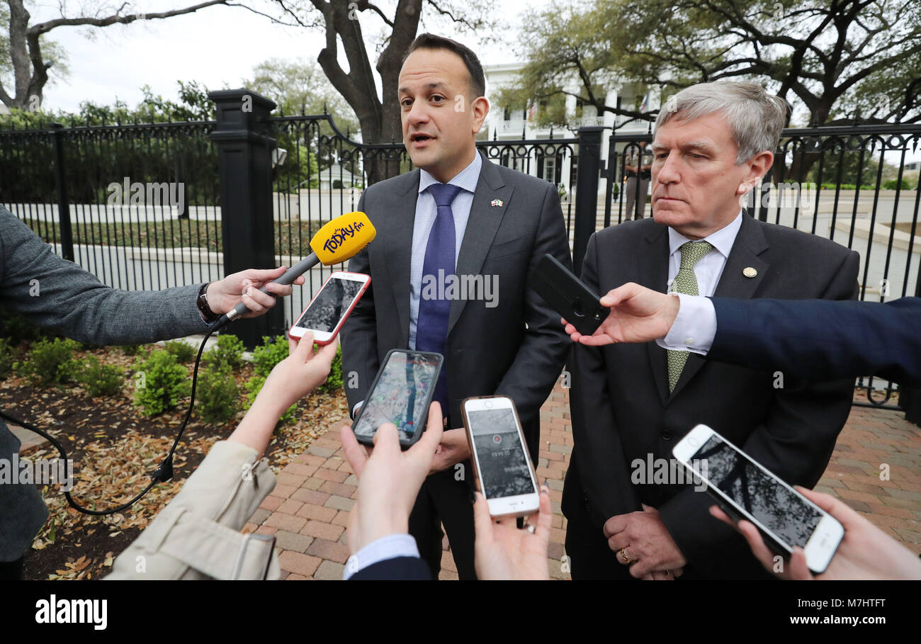 Taoiseach Leo Varadkar und Botschafter Dan Mulhall im Gespräch mit der Presse nach einem Treffen mit dem Gouverneur von Texas Greg Abbott an der Regler-villa in Austin am Anfang seines einwöchigen Besuchs in den Vereinigten Staaten von Amerika. Stockfoto