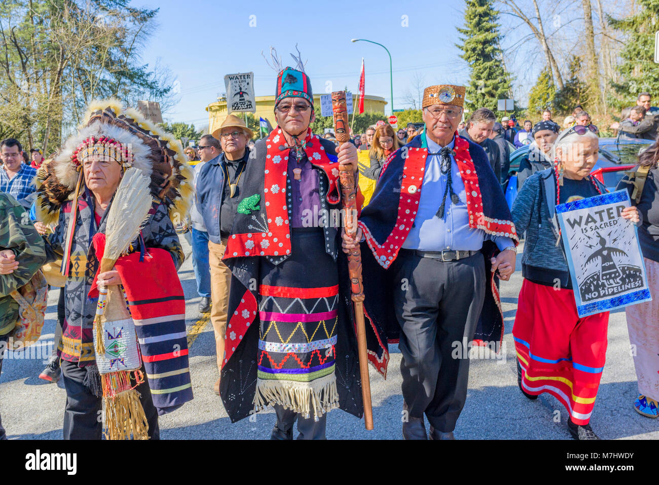 Protect the Inlet, Kwekwectxw Anti Trans Mountain Pipeline Protest, 10. März 2018, angeführt von Indigenous Coast Salish Elders, und Wet'suwet'en Hereditary Chefs. Burnaby BC, Kanada Stockfoto