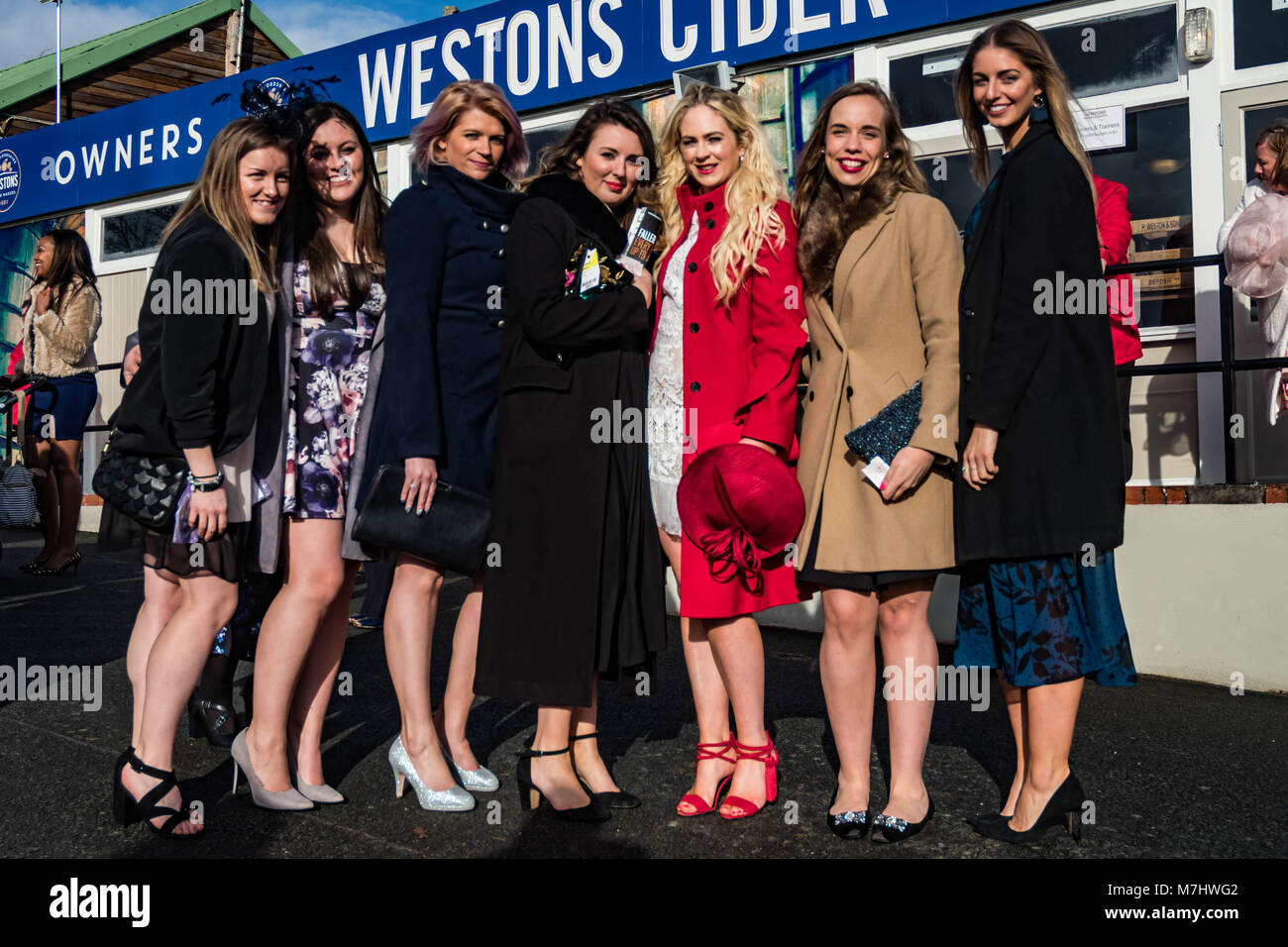 Hereford, Herefordshire, UK. 10. März, 2018. Lucinda Dutton (dargestellt in einem roten Mantel, 3. von links) aus Wrexham, Hereford Rennen mit Freunden unterwegs Ihr Polterabend bei Hereford Pferderennbahn während der Ladies Tag in Hereford am 10. März 2018 zu feiern. Quelle: Jim Holz/Alamy leben Nachrichten Stockfoto Hereford, Herefordshire, UK. 10. März, 2018. Lucinda Dutton (dargestellt in einem roten Mantel, 3. von links) aus Wrexham, Hereford Rennen mit Freunden unterwegs Ihr Polterabend bei Hereford Pferderennbahn während der Ladies Tag in Hereford am 10. März 2018 zu feiern. Quelle: Jim Holz/Alamy leben Nachrichten Stockfoto