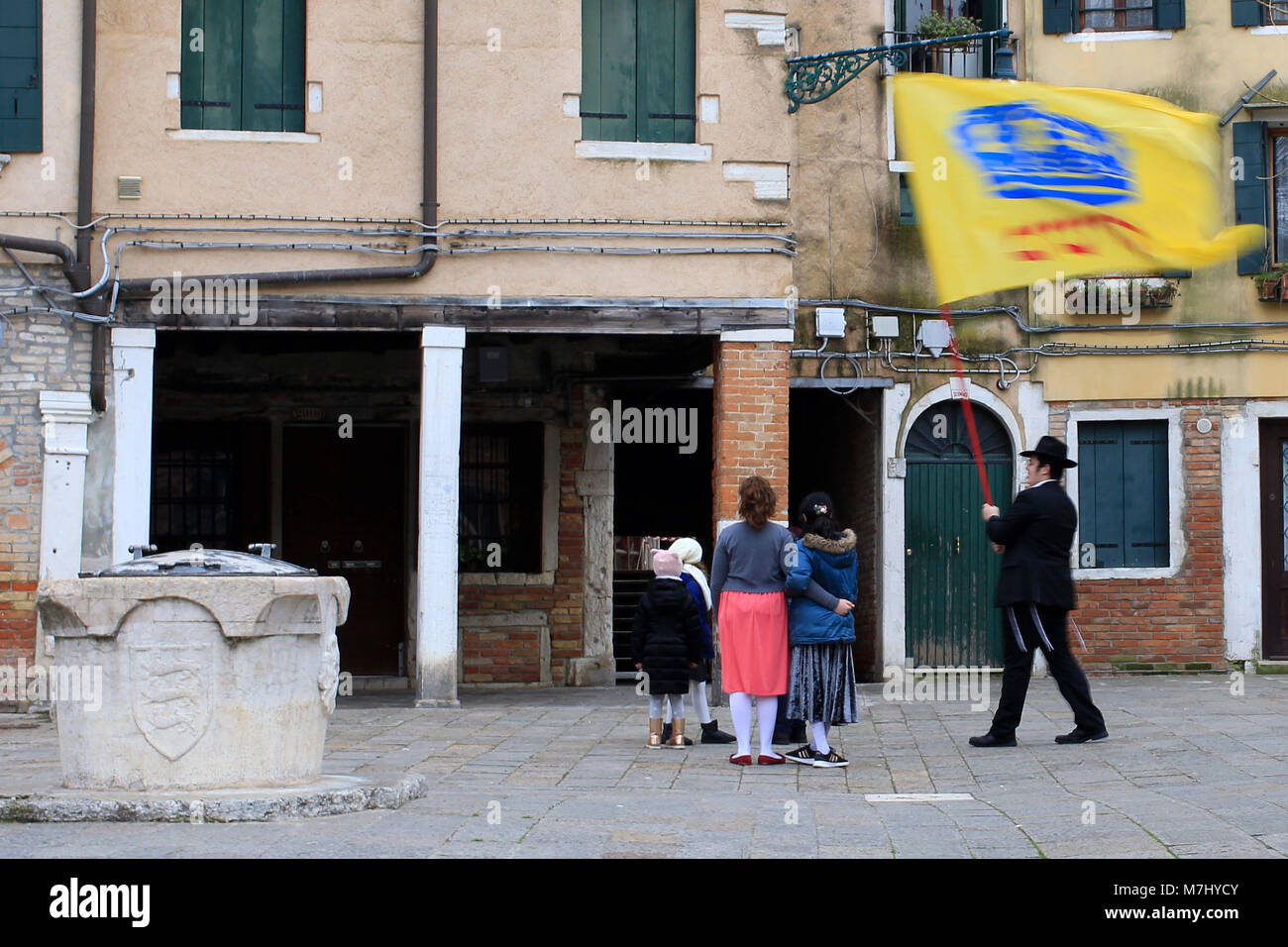 Venedig, Italien. 10. Mär 2018. Ein Mitglied und Childs der Jüdischen Gemeinde von Venedig feierte nach der Zeremonie den Schabbat Tag, befindet sich in Venedig, im Viertel Cannaregio befindet. Die 'Campo del Ghetto Nuovo" wurde das Herz der Jüdischen Gemeinde in Venedig. Der Campo del Ghetto Nuovo ist das wahre Zentrum der Jüdischen Ghetto von Venedig. Dieses Ghetto war der erste in der Welt und hat seinen Namen von einem bestehenden Gießerei, wo sie geschmolzen oder "warf" der Metalle für den Schiffbau im Arsenal benötigt. Daher auch der Name "Jet" und "Ghetto", in der jeder erkennt jetzt, ein Ort der segregatio Stockfoto