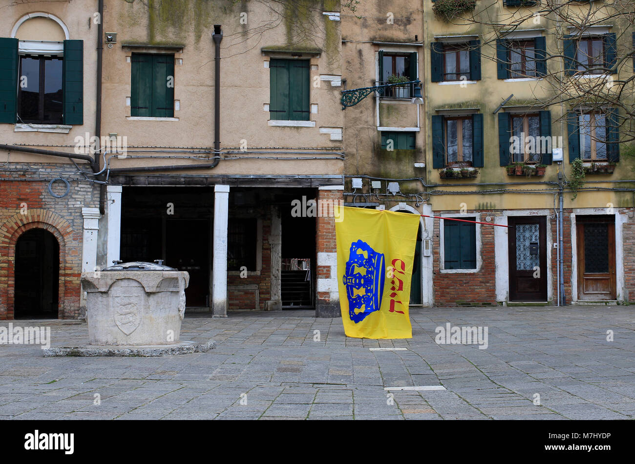 Venedig, Italien. 10. Mär 2018. Ein Mitglied der jüdischen Gemeinde in Venedig, eine Flagge nach der Feier des Sabbat Tag, im Campo del Ghetto Nuovo in Venedig (Cannaregio). Die 'Campo del Ghetto Nuovo" wurde das Herz der Jüdischen Gemeinde in Venedig. Der Campo del Ghetto Nuovo ist das wahre Zentrum der Jüdischen Ghetto von Venedig. Dieses Ghetto war der erste in der Welt und hat seinen Namen von einem bestehenden Gießerei, wo sie geschmolzen oder "warf" der Metalle für den Schiffbau im Arsenal benötigt. Daher auch der Name "Jet" und "Ghetto", in der jeder erkennt jetzt, ein Ort der Stockfoto