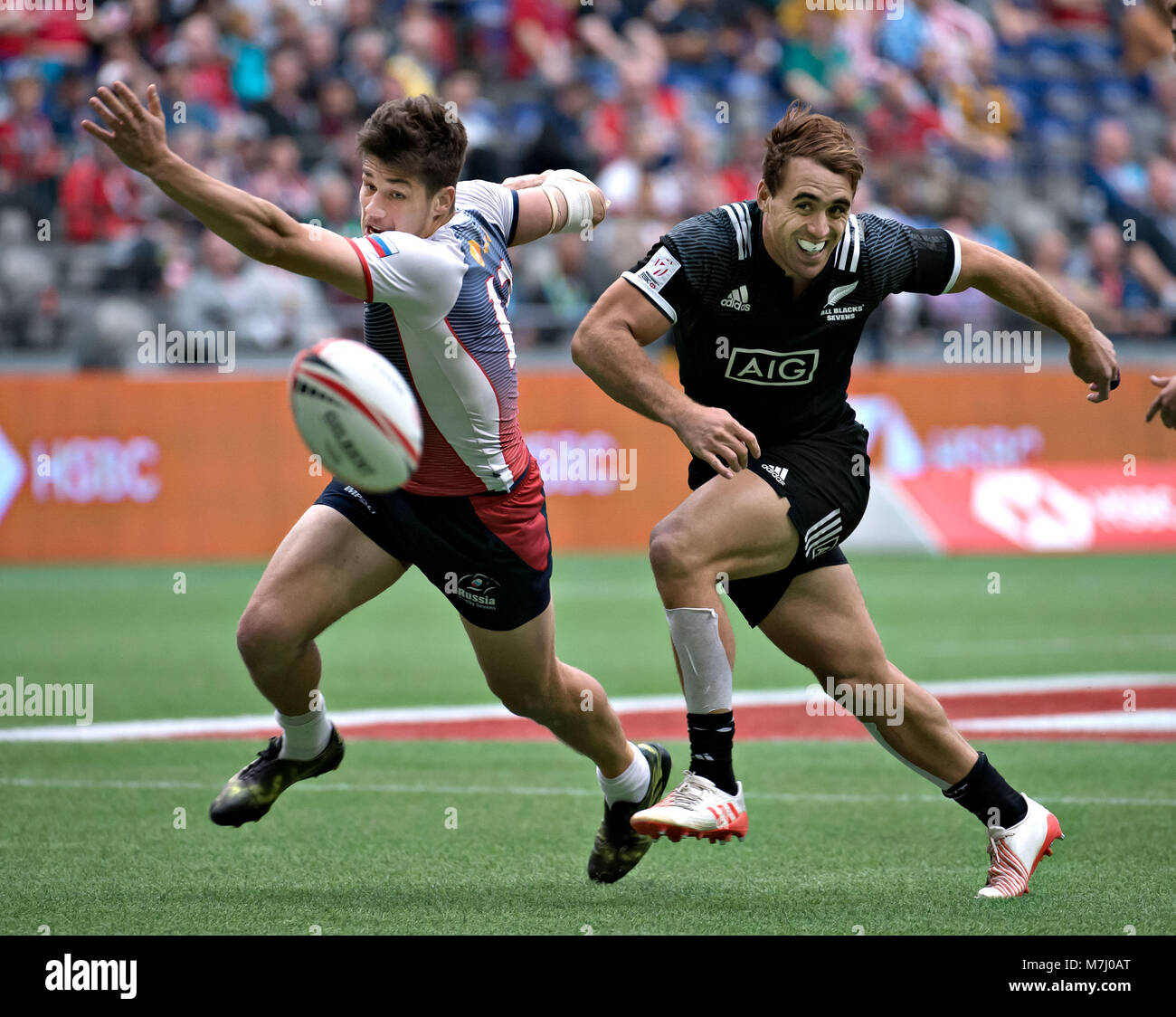 Vancouver, Kanada. 10 Mär, 2018. Der Russland Deutschen Davydov (L) und Neuseelands Scott Curry konkurrieren um die Kugel während der Kanada Rugby Sevens auf BC Place in Vancouver, Kanada, 10. März 2018. Credit: Andrew Soong/Xinhua/Alamy leben Nachrichten Stockfoto