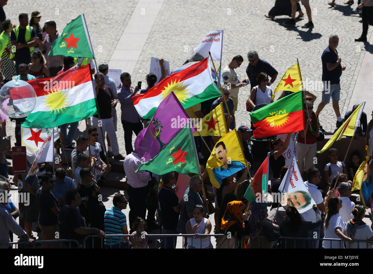 Rojava protestiert -Fotos und -Bildmaterial in hoher Auflösung – Alamy