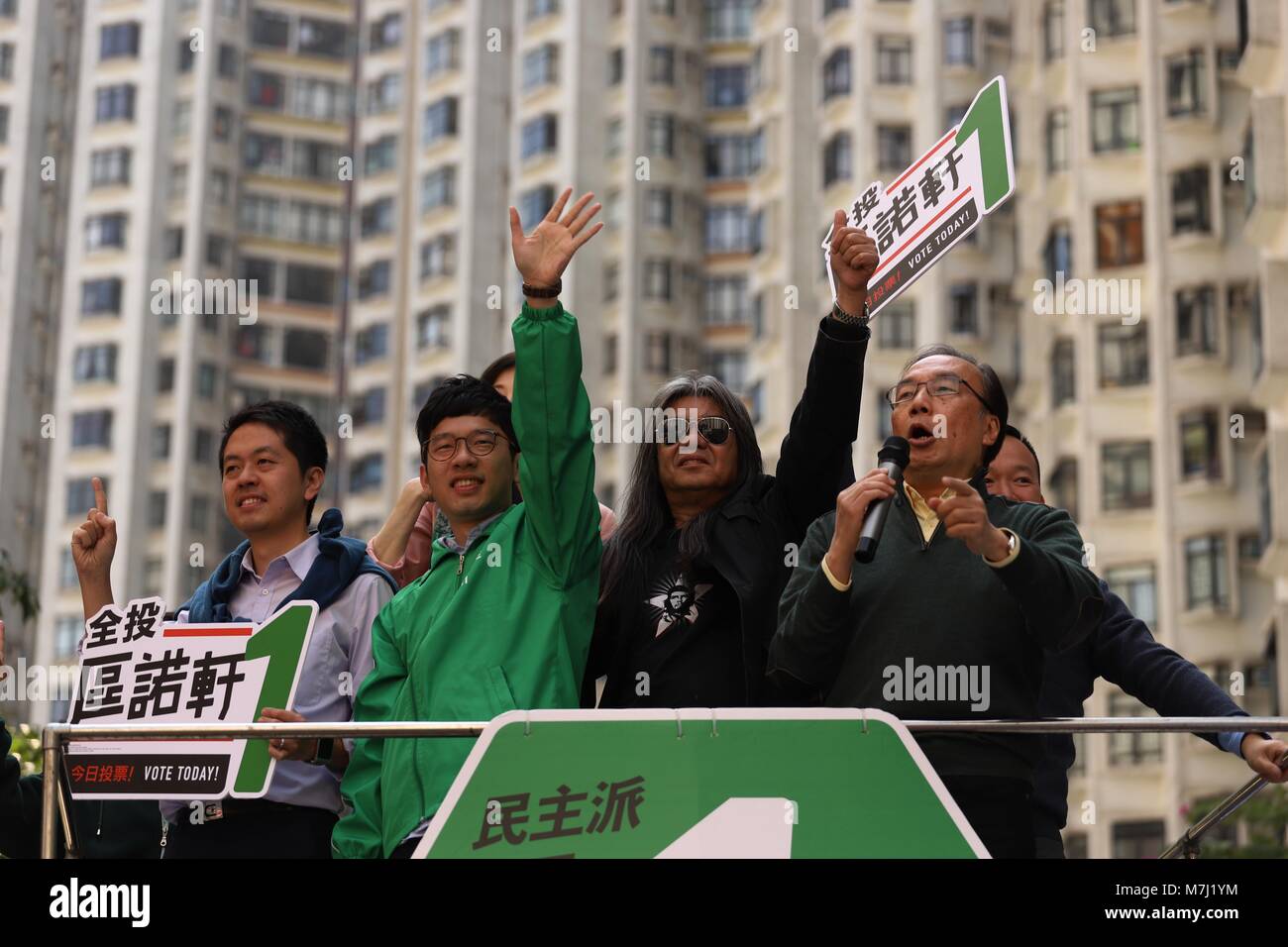 Hongkong, China. 11 Mär, 2018. Beliebte pro-demokratischen ehemalige Gesetzgeber und etablierten Gesetzgeber einschließlich Nathan Gesetz (Mitte - mit grüner Jacke links) und Leung Kok-hung, aka lange Haare (Zentrum - mit Sonnenbrille) und Leung Ka-Kit (rechts) zeigen sich für die Unterstützung während der Kampagne für Kandidat Nr. 1 der Demokratischen Partei, Au Nok - hin. Mar 11, 2018 Hong Kong. ZUMA/Liau Chung Ren Credit: Liau Chung Ren/ZUMA Draht/Alamy leben Nachrichten Stockfoto