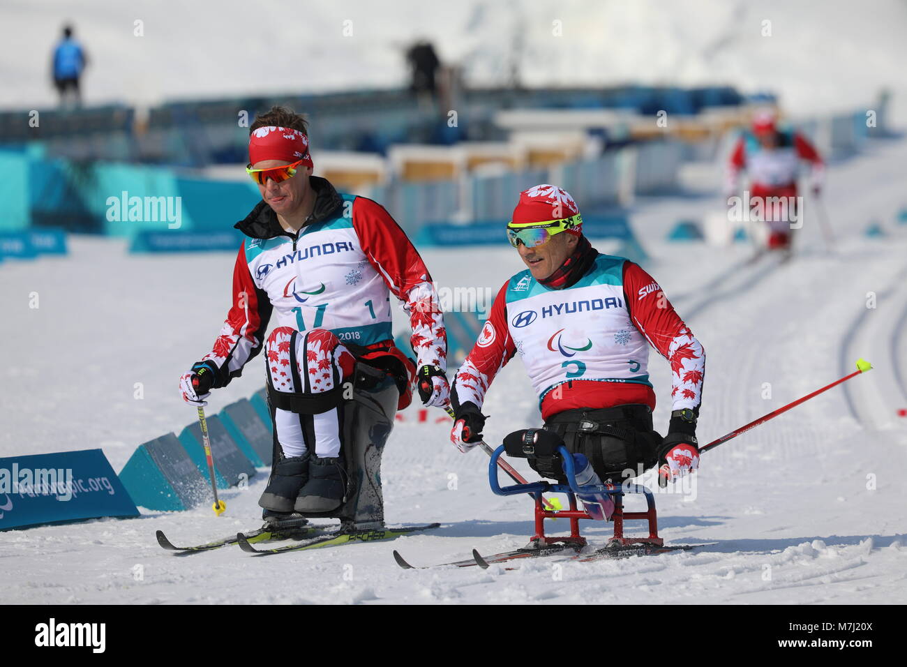 Pyeongchang, Südkorea. 11 Mär, 2018. Derek Zatopinsky (L) aus Kanada (Rang 9) und Yves Bourque (R) aus Kanada (Rang 25) gesehen während des Langlauf Männer 15 km Sitzung. Das Pyeongchang Paralympics 2018 Spiele werden von März 09 bis zum 18. März 2018 in Pyeongchang abgehalten werden. Credit: Ilona Berezowska/SOPA Images/ZUMA Draht/Alamy leben Nachrichten Stockfoto