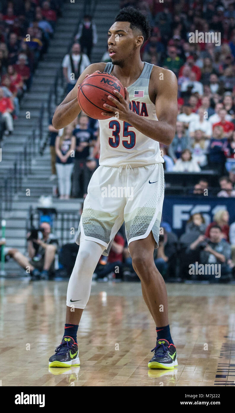 Mar 10 2018 Las Vegas, NV, USA Arizona guard Allonzo Trier (35) erzielte 9 Punkte sieht für eine offene Mannschaftskamerad während der NCAA Pac 12 Men's Basketball Championship Spiel zwischen Arizona Wildcats und USC Trojans 75-61 gewinnen bei T-Mobile Arena Las Vegas, NV. Thurman James/CSM Stockfoto