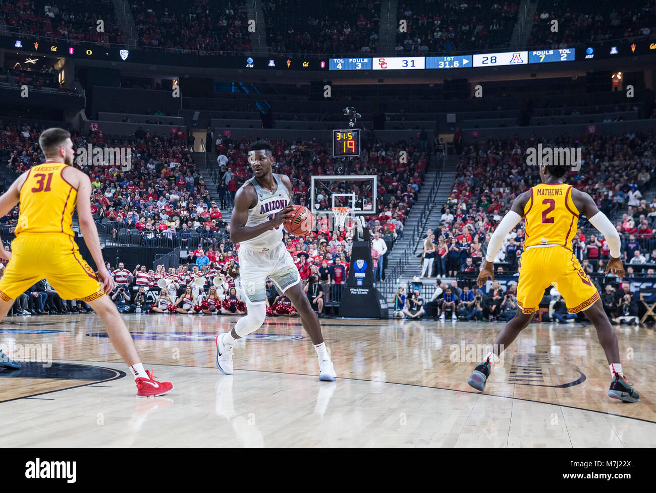 Mar 10 2018 Las Vegas, NV, USA, Arizona, Deandre Ayton (13) zählte 13 Punkte, 18 Rebounds, 2 Assist und 1 Block geschossen Fahrt zum Hoop während der NCAA Pac 12 Men's Basketball Championship Spiel zwischen Arizona Wildcats und USC Trojans 75-61 gewinnen bei T-Mobile Arena Las Vegas, NV. Thurman James/CSM Stockfoto