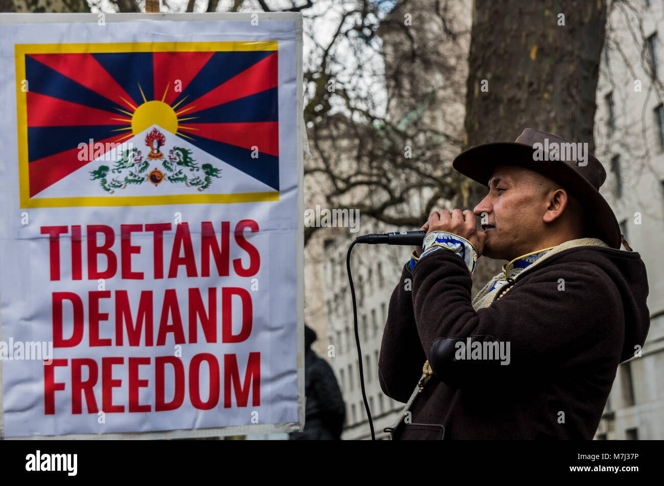 London, Großbritannien. 10. März 2018. Ein Mann führt einige singen auf der Kundgebung vor der jährlichen Tibet Freiheit März in London zum Gedenken an den 59. Jahrestag des nationalen tibetischen Aufstandes. Mehrere hundert Menschen, darunter viele Tibeter und Unterstützer sammeln in der Downing Street vor dem Marsch zu einem Protest bei der Chinesischen Botschaft. Vor dem März links gab es eine Schweigeminute für diejenigen, die gestorben sind, einschließlich durch Selbstverbrennung und einem langen tibetischen Gebet, durch den Gesang der tibetischen Nationalhymne. esLiv Credit gefolgt: ZUMA Press, Inc./Alamy leben Nachrichten Stockfoto