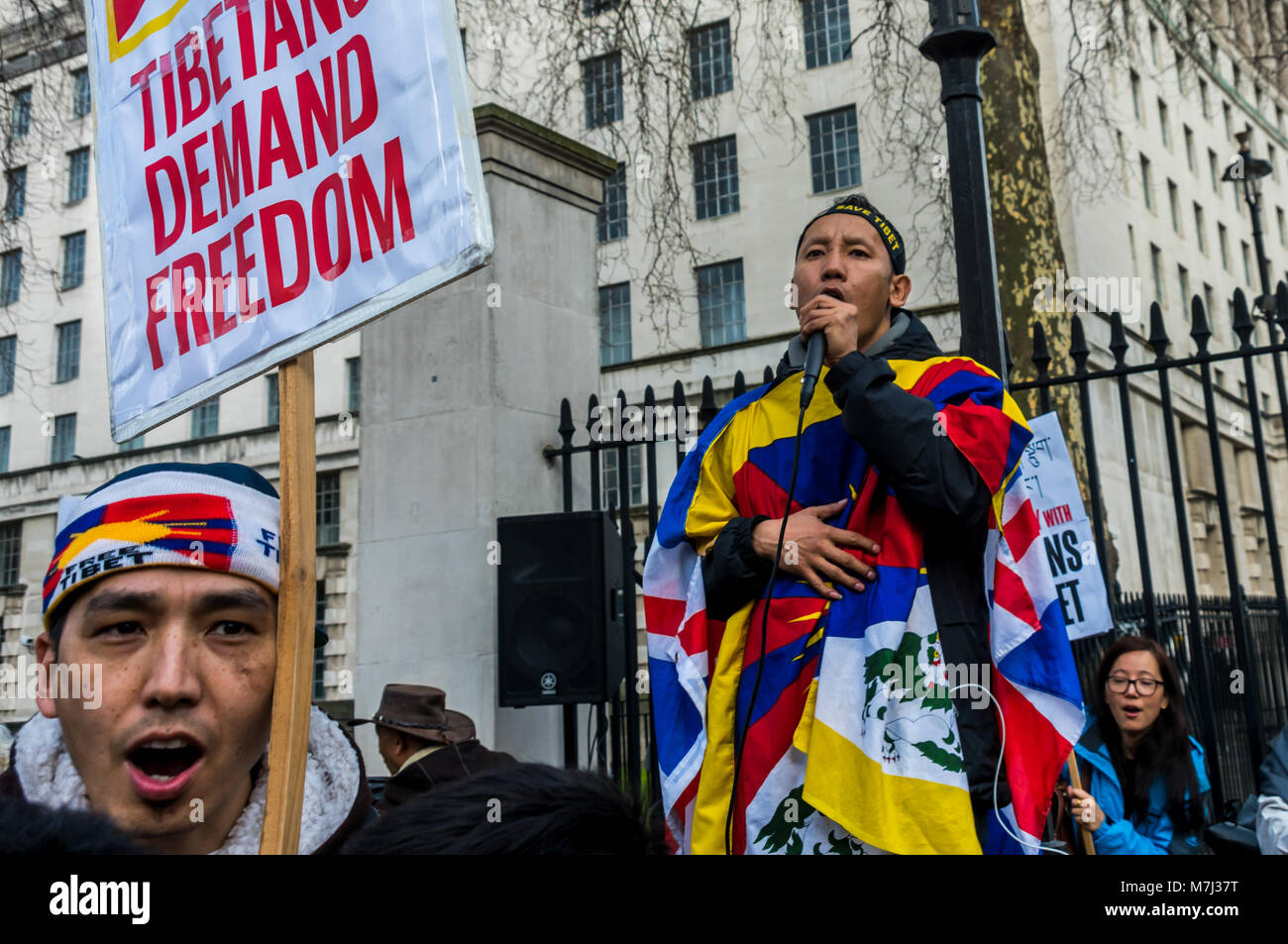 London, Großbritannien. 10. März 2018. Eine tibetische Mann führt das Singen für die Freiheit bei der Kundgebung vor der jährlichen Tibet Freiheit März in London zum Gedenken an den 59. Jahrestag des nationalen tibetischen Aufstandes. Mehrere hundert Menschen, darunter viele Tibeter und Unterstützer sammeln in der Downing Street vor dem Marsch zu einem Protest bei der Chinesischen Botschaft. Vor dem März links gab es eine Schweigeminute für diejenigen, die gestorben sind, einschließlich durch Selbstverbrennung und einem langen tibetischen Gebet, durch den Gesang der tibetischen Nationalhymne gefolgt. Peter Marshall IMAGESLIVE (Credit Bild: © Peter Credit: ZUMA vor Stockfoto