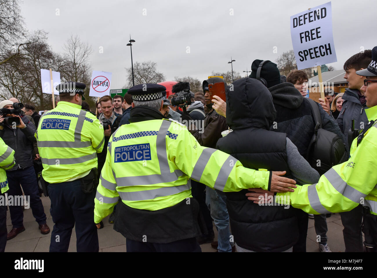 Speakers Corner, London, UK. 11. März 2018. Unterstützer von Martin Sellner die österreichische Aktivist, Student, und der Führer der 'Neuen Rechten' identitäre Bewegung Österreichs und der Bretagne Pettibone bei Speakers Corner konfrontiert sind, die von den Mitgliedern von London nach Anifacists Sellner und Pettibone inhaftiert wurden am Flughafen Heathrow. Quelle: Matthew Chattle/Alamy leben Nachrichten Stockfoto