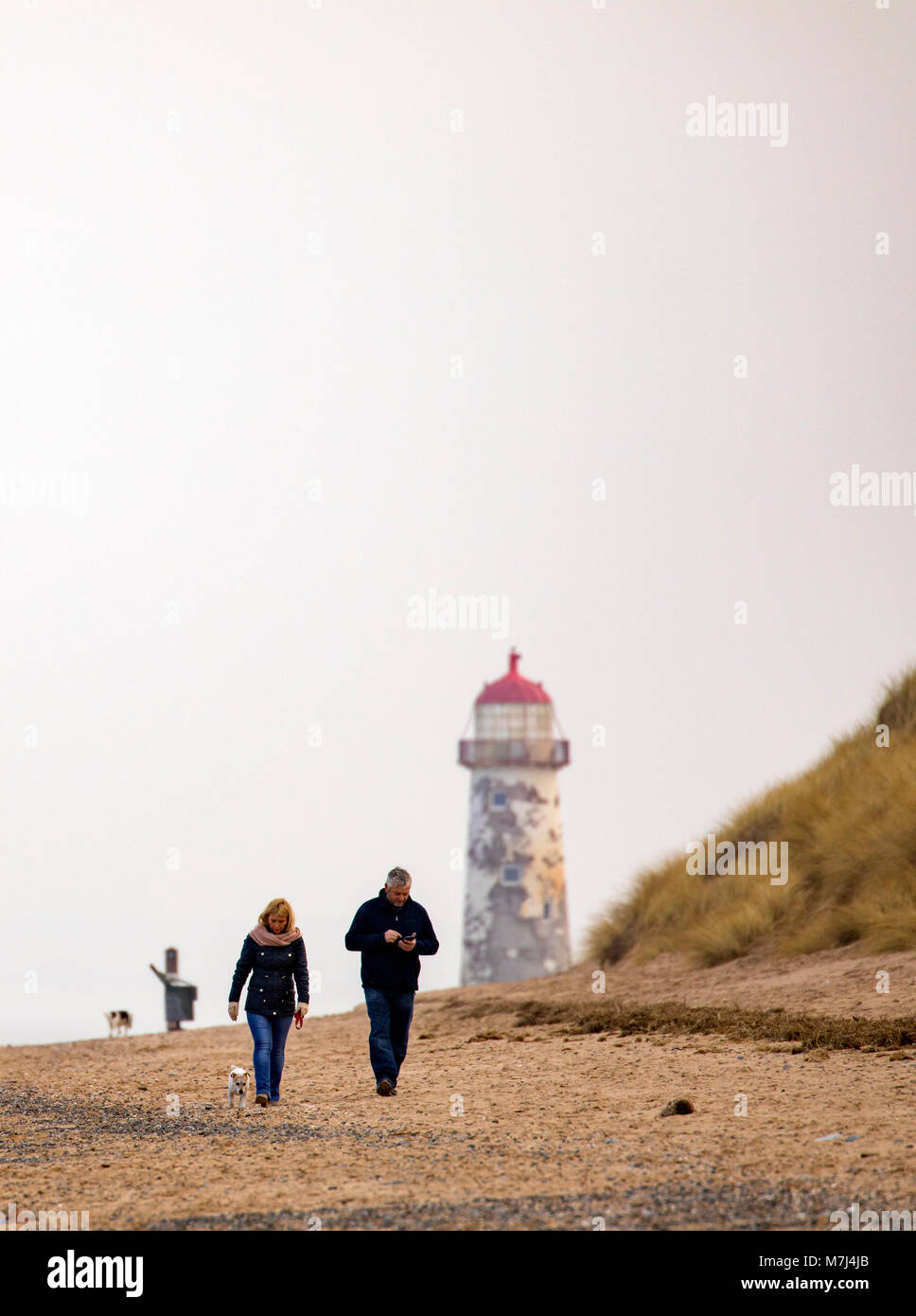 Flintshire, Wales, UK Wetter: einen warmen, sonnigen Nachmittag bis spät an der Küste von Nordwales mit Menschen genießen einen Sonntag am Muttertag an Talacre Strand und Dünen schlendern, Flintshire, Wales Stockfoto