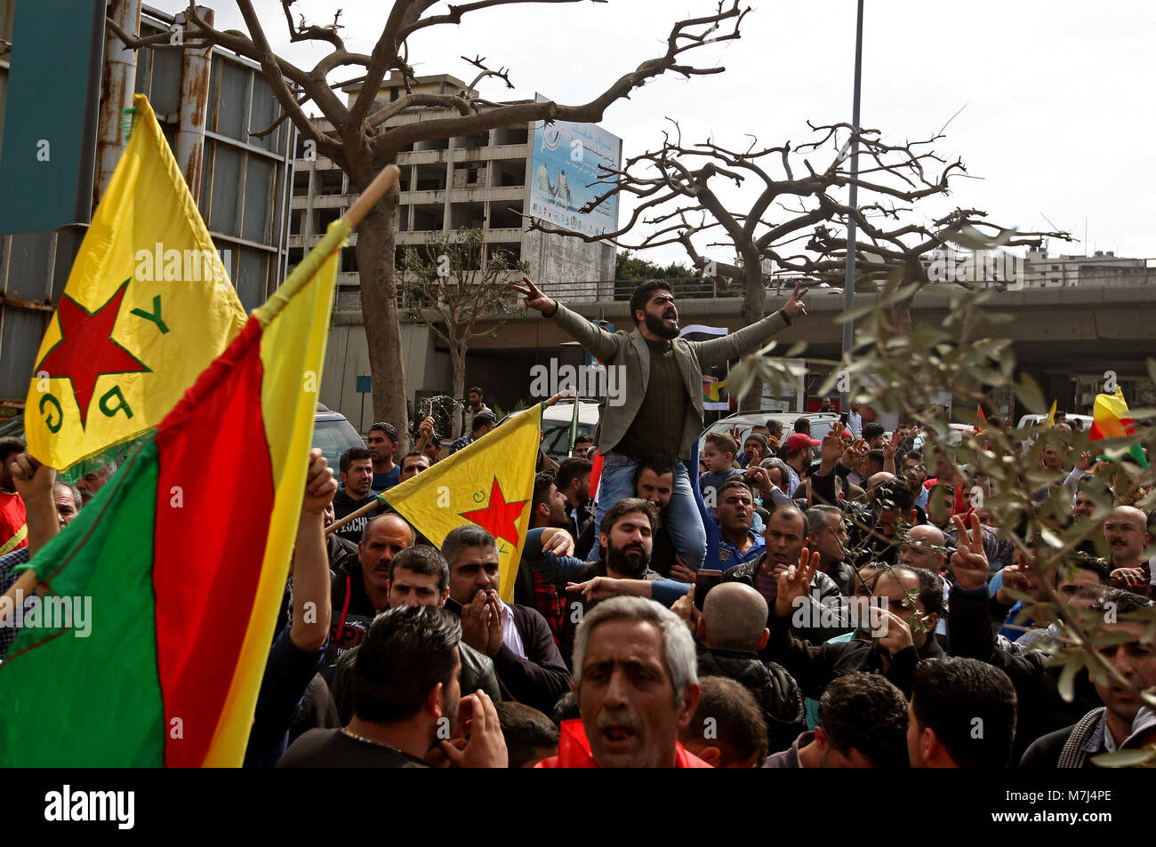 Beirut Libanon 11 Mar 18 Kurden Wave Die Flagge Des Kurdischen Volkes Schutz Ypg Miliz Und Shout Slogans Wahrend Einer Demonstration Gegen Die Anhaltende Turkische Militaroffensive Gegen Die Kurdische Syrischen Stadt Afrin Vor