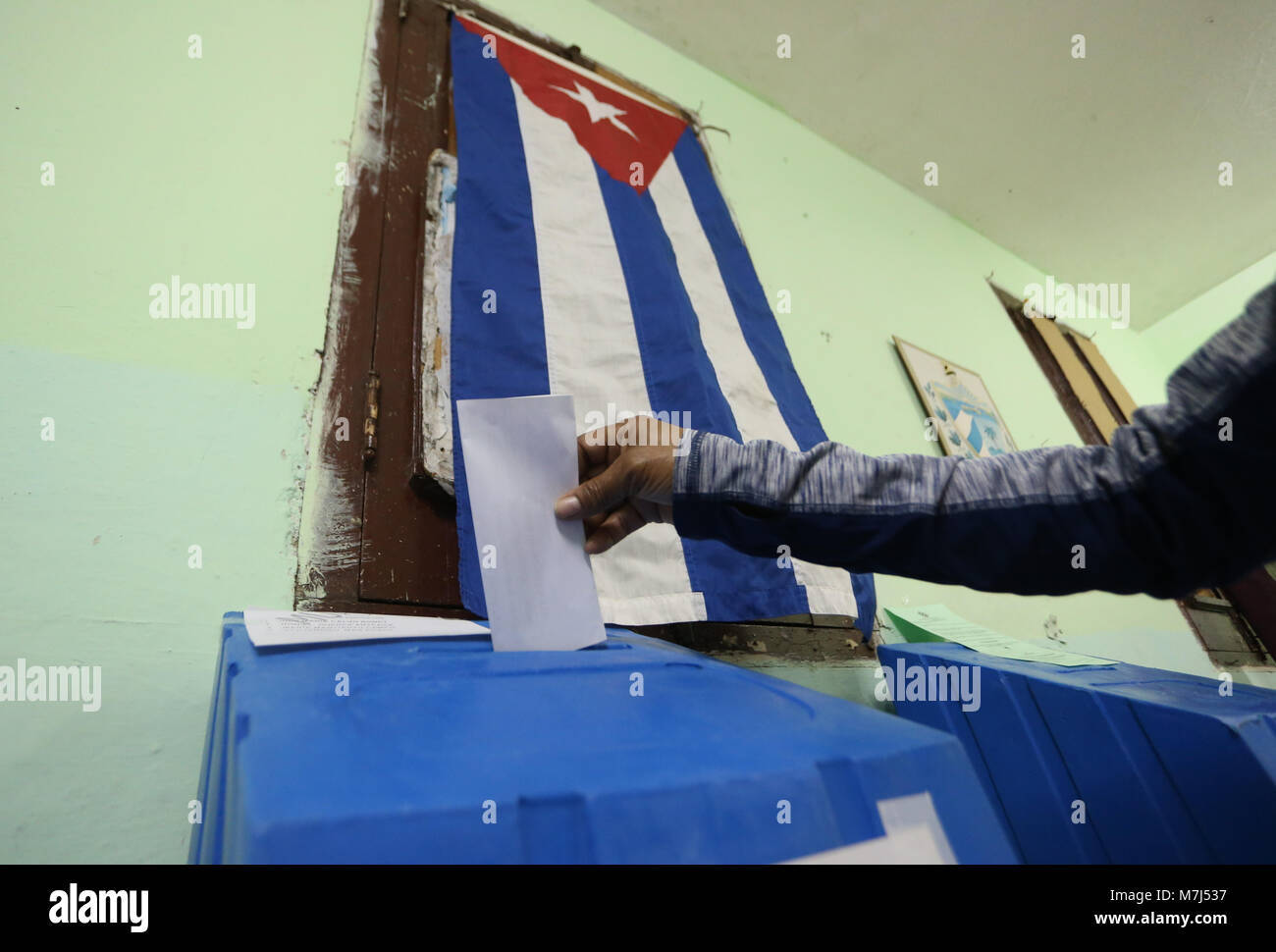 11 März 2018, Kuba, Havanna: eine Frau bringt einen Stimmzettel in eine Wahlurne im Wahllokal. Die 605 Mitglieder der Nationalversammlung werden in Kuba gewählt. Foto: Yander Zamora/dpa Stockfoto