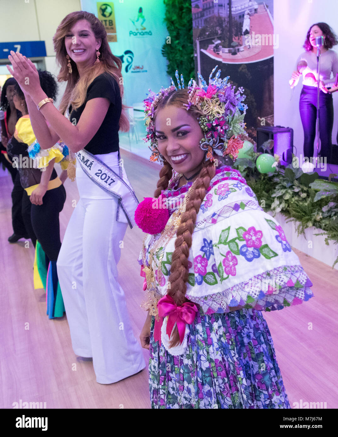 11 März 2018, Deutschland, Berlin: Eine Tänzerin Lächeln an der Panama auf der ITB Berlin Reisemesse abgewürgt. Foto: Paul Zinken/dpa Stockfoto