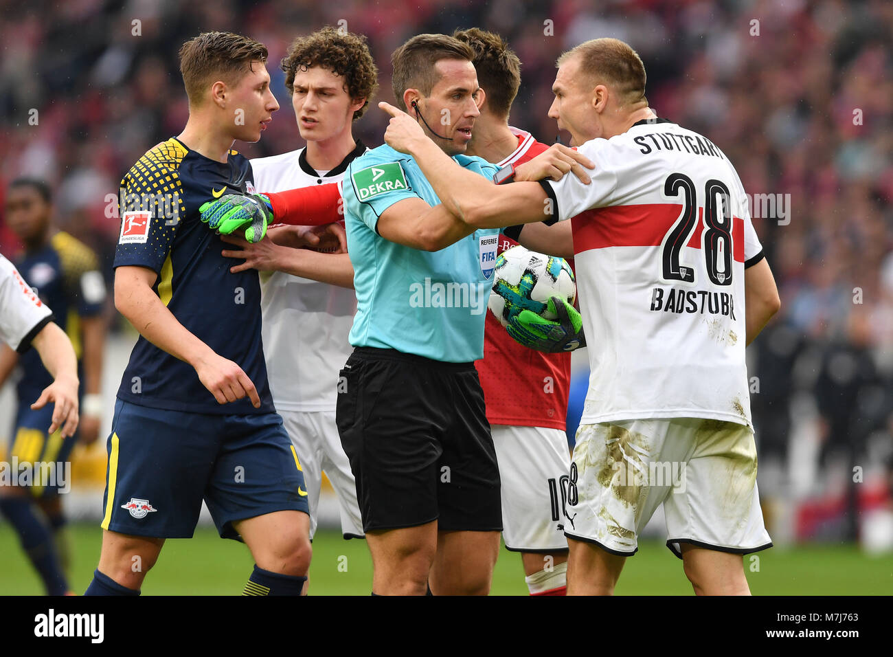 Stuttgart, Deutschland. 11 Mär, 2018. Wut, Aerger bei Holger Badstuber (VFB Stuttgart), Schiedsrichter Tobias STIELER muss eingreifen - li: Willi ORBAN (L), Benjamin Pavard (VFB Stuttgart), Streit, Zwist. Fussball 1. 1. Fussballbundesliga, 26. Spieltag, Spieltag 26, VFB Stuttgart - RB Leipzig 0-0, am 11.03.2018 in Stuttgart/Deutschland. MERCEDES BENZ ARENA. | Verwendung der weltweiten Kredit: dpa/Alamy leben Nachrichten Stockfoto