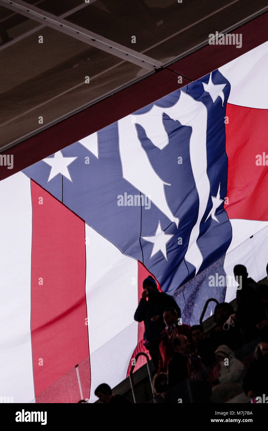 Riesen Flagge von Atletico de Madrid Blick aus dem Stadion. La Liga Match zwischen Atletico de Madrid gegen Celta de Vigo am Wanda Metropolitano Stadion in Madrid, Spanien, 11. März 2018. Credit: Gtres Información más Comuniación auf Linie, S.L./Alamy leben Nachrichten Stockfoto