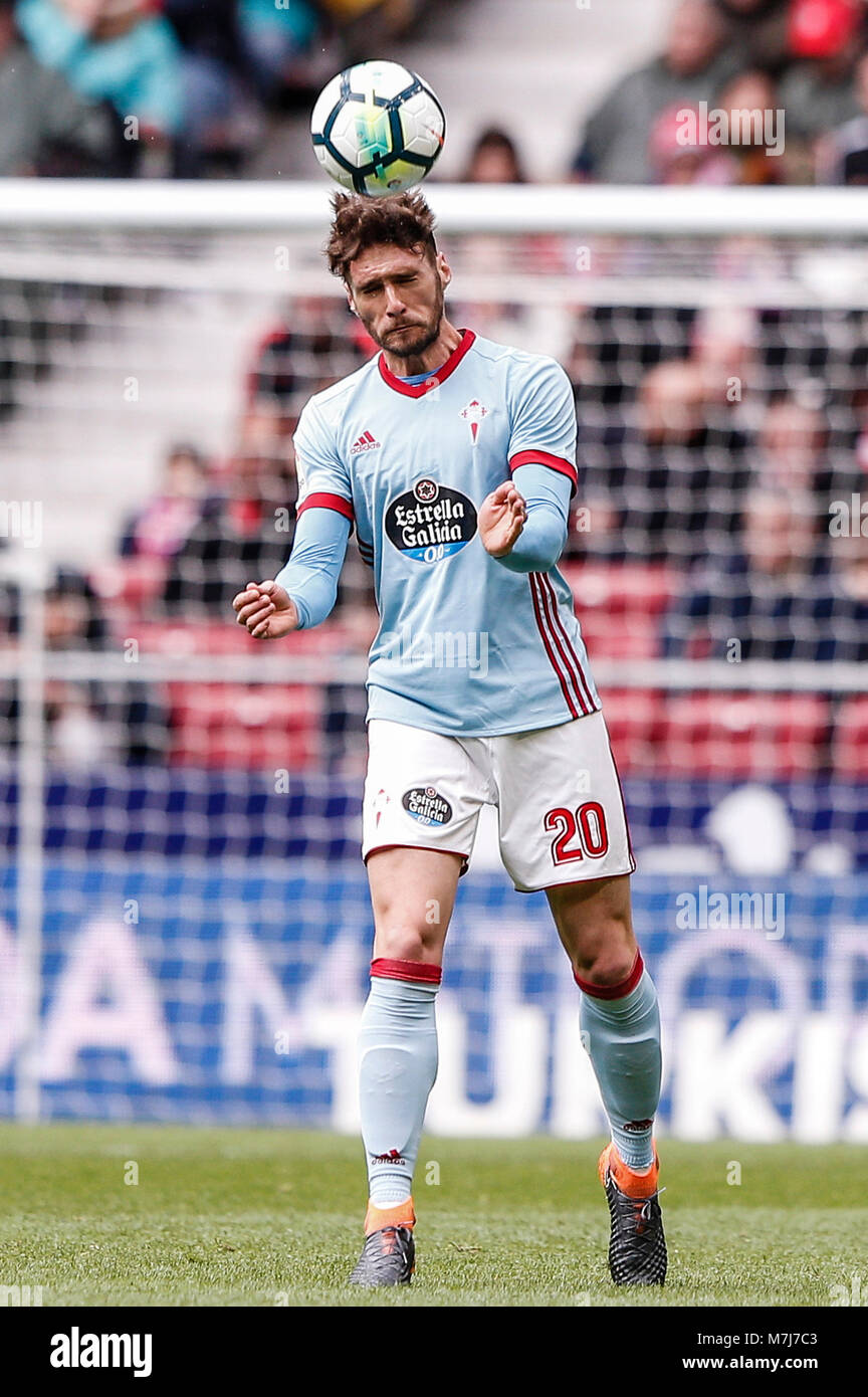 Sergi Gomez (Celta de Vigo) kämpft für die Kopfzeile La Liga Match zwischen Atletico de Madrid gegen Celta de Vigo am Wanda Metropolitano Stadion in Madrid, Spanien, 11. März 2018. Credit: Gtres Información más Comuniación auf Linie, S.L./Alamy leben Nachrichten Stockfoto