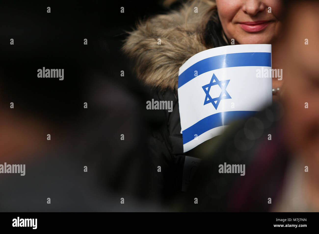 Krakau, Polen, Polen. 11. März, 2018. Frau hält eine Flagge Israel im März Gedenktag zum Gedenken an den 75. Jahrestag der Liquidierung des Krakauer Ghettos. Die jährlichen März ist ein Ausdruck des Respekts und der Hommage an die jüdischen Opfer des deutschen NS-Terror in Krakau, Polen. Credit: Filip Radwanski/Alamy leben Nachrichten Stockfoto