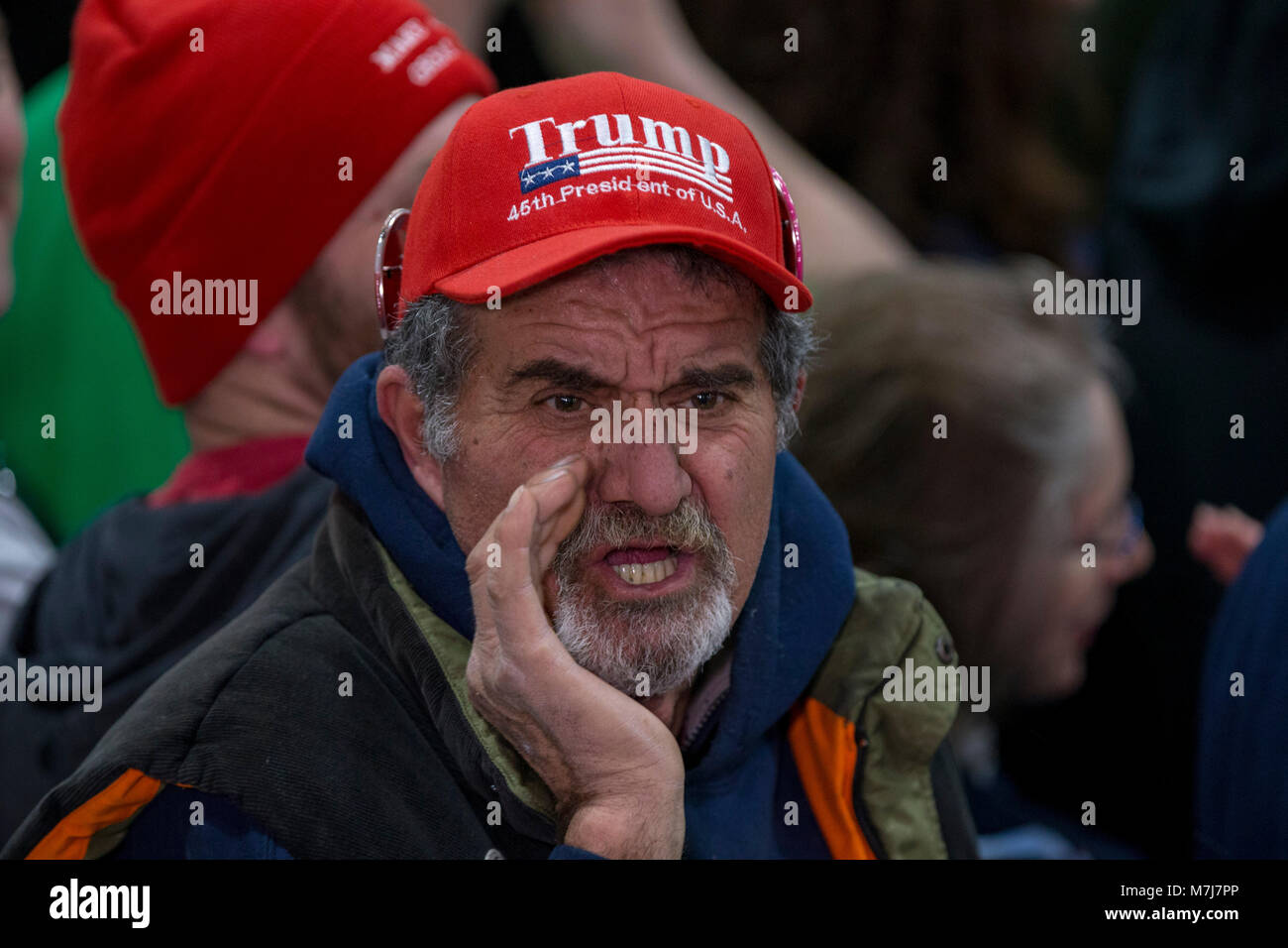 Moon Township, USA. 10 Mär, 2018. Ein Unterstützer kreischt, 'Fake News" in den Medien während einer machen Amerika groß wieder Kundgebung am Atlantic Aviation in Moon Township, Pennsylvania am 10. März 2018. Credit: Alex Edelman/CNP · KEINE LEITUNG SERVICE · Credit: Alex Edelman/Konsolidierte/dpa/Alamy leben Nachrichten Stockfoto