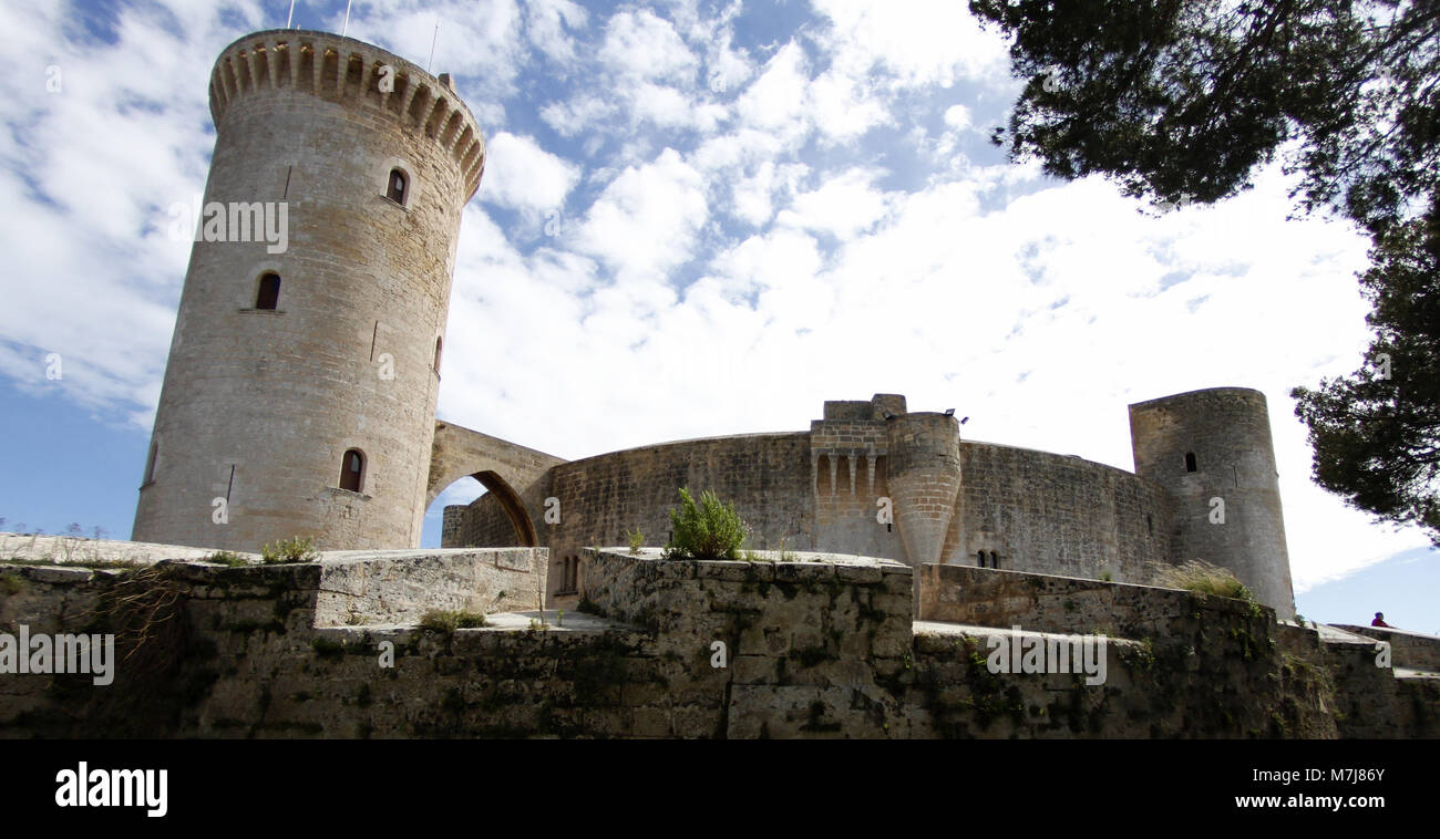 Palma de Mallorca, Balearen, Spanien. 11 Mär, 2018. Das Schloss Bellver ist das älteste der wenigen Runden Burgen und Schlösser in Europa. Es ist eine gotische Festung, wurde es zu Beginn des 14. Jahrhunderts im Auftrag von König Jaime II. von Mallorca gebaut. Es liegt auf einem Hügel 112 Meter über dem Meeresspiegel gelegen, von Wald umgeben, von wo aus Sie die Aussicht auf die Stadt betrachten. Jetzt ist es eine der wichtigsten touristischen Attraktionen der Insel, sowie das Hauptquartier der Museum der Geschichte der Stadt. Credit: Clara Margais/ZUMA Draht/Alamy leben Nachrichten Stockfoto