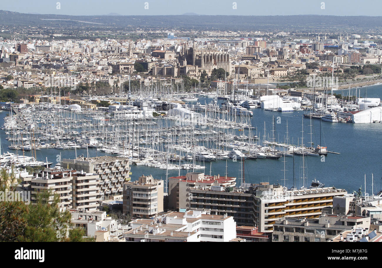 Palma de Mallorca, Balearen, Spanien. 11 Mär, 2018. Blick auf die Bucht und die Stadt Palma vom Schloss Bellver. Das Schloss Bellver ist das älteste der wenigen Runden Burgen und Schlösser in Europa. Es ist eine gotische Festung. Es wurde zu Beginn des 14. Jahrhunderts im Auftrag von König Jaime II. von Mallorca gebaut. Es liegt auf einem Hügel 112 Meter über dem Meeresspiegel gelegen, von Wald umgeben, von wo aus Sie die Aussicht auf die Stadt betrachten. Jetzt ist es eine der wichtigsten touristischen Attraktionen der Insel, sowie das Hauptquartier der Museum der Geschichte der Stadt. (Bild: © Clara Margais Stockfoto